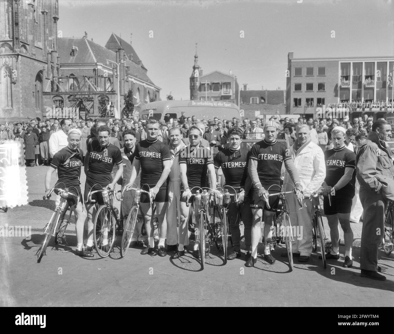 Tour of the Netherlands, Teams, 26. April 1954, PLOEGEN, Radfahrer, Niederlande, Presseagentur des 20. Jahrhunderts, Foto, Nachrichten zum erinnern, Dokumentarfilm, historische Fotografie 1945-1990, visuelle Geschichten, Menschliche Geschichte des zwanzigsten Jahrhunderts, Momente in der Zeit festzuhalten Stockfoto