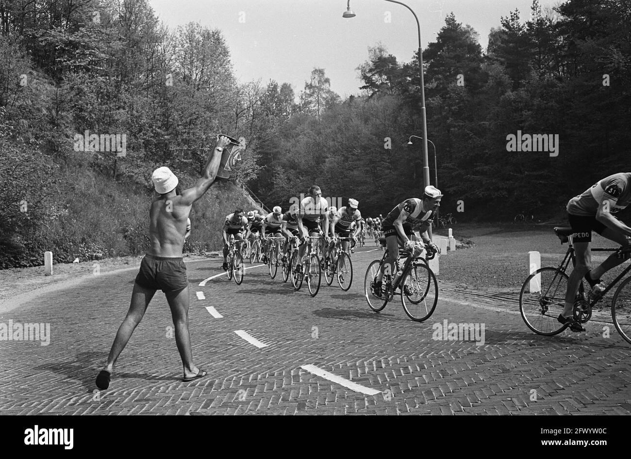 Ronde van Nederland, ein Junge sorgt für Kühlung gegen die Fahrer, 14. Mai 1965, Runden, Coolings, Radfahren, Niederlande, Foto der Presseagentur des 20. Jahrhunderts, Nachrichten zum erinnern, Dokumentarfilm, historische Fotografie 1945-1990, visuelle Geschichten, Menschliche Geschichte des zwanzigsten Jahrhunderts, Momente in der Zeit festzuhalten Stockfoto