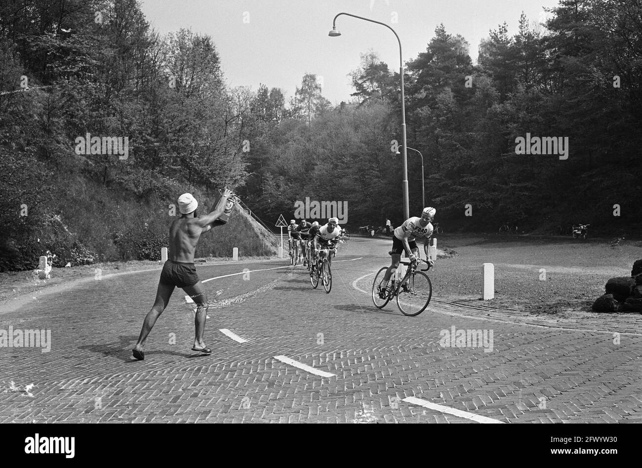 Tour of the Netherlands, Abkühlung für die Fahrer, 14. Mai 1965, Runden, Radfahren, Niederlande, Presseagentur des 20. Jahrhunderts, Foto, Nachrichten zum erinnern, Dokumentarfilm, historische Fotografie 1945-1990, visuelle Geschichten, Menschliche Geschichte des zwanzigsten Jahrhunderts, Momente in der Zeit festzuhalten Stockfoto