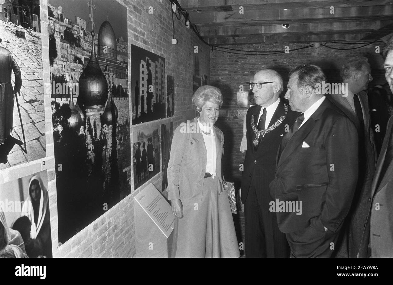 Besichtigung des Bürgermeisters Kollek von Jerusalem und des Bürgermeisters Samkalden von Amsterdam bei der Ausstellung, 9. Juli 1975, Bürgermeister, Fotografie, Eröffnungen, Ausstellungen, Niederlande, Foto der Presseagentur des 20. Jahrhunderts, Nachrichten zur Erinnerung, Dokumentarfilm, historische Fotografie 1945-1990, visuelle Geschichten, Menschliche Geschichte des zwanzigsten Jahrhunderts, Momente in der Zeit festzuhalten Stockfoto