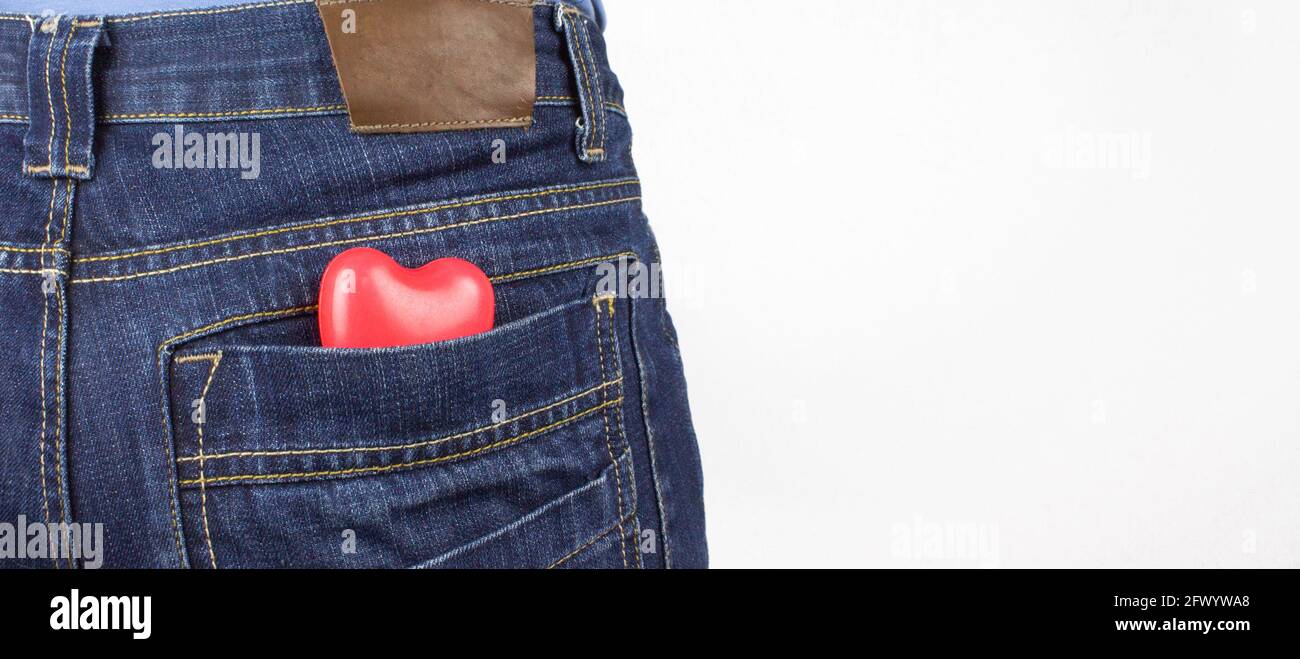 Rotes Herz in der Gesäßtasche der Jeans. Das Konzept der Romantik  Stockfotografie - Alamy