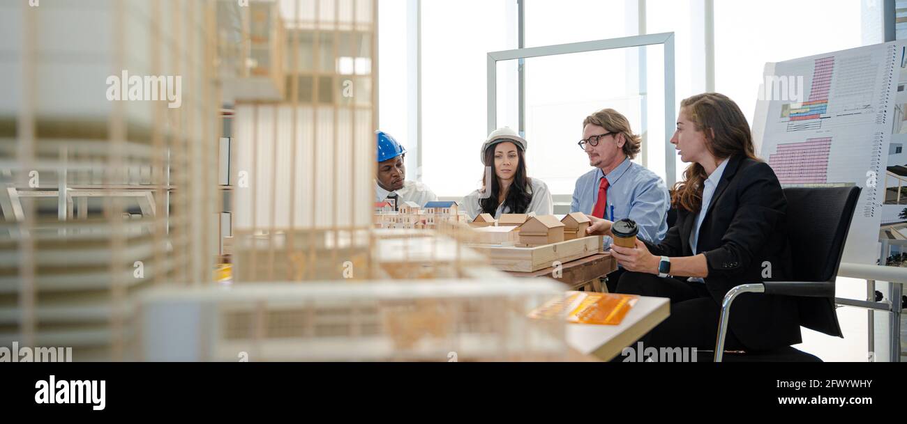 Gruppe von Diversity Architekten Menschen treffen und arbeiten zusammen im Büro. Teamwork-Unternehmenskonzept. Stockfoto