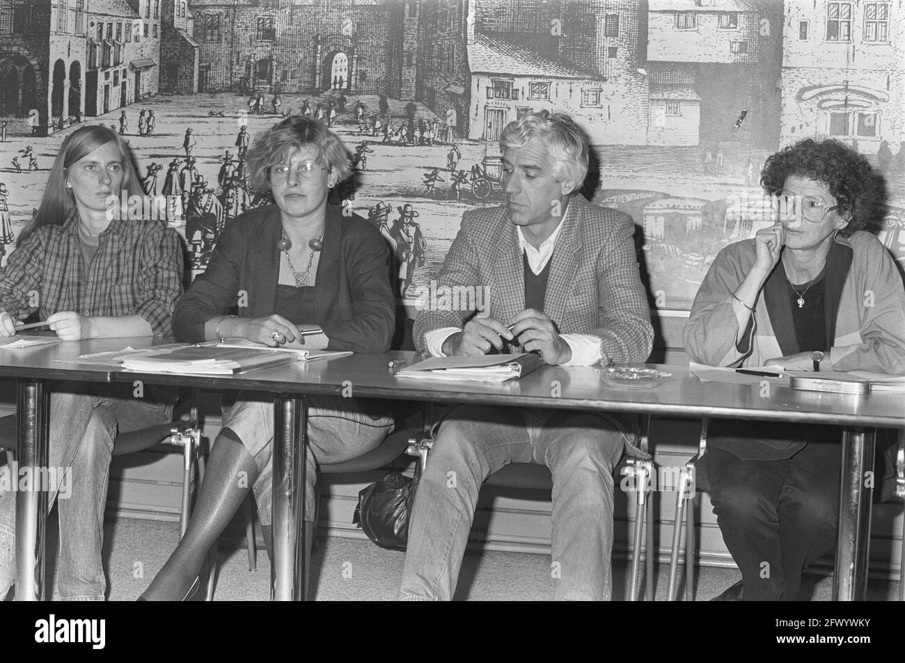 Rote Frauen in der PvdA präsentieren Konzeptmanifestation Women and Money, 25. September 1984, Präsentationen, Niederlande, 20. Jahrhundert Presseagentur Foto, Nachrichten zu erinnern, Dokumentarfilm, historische Fotografie 1945-1990, visuelle Geschichten, Menschliche Geschichte des zwanzigsten Jahrhunderts, Momente in der Zeit festzuhalten Stockfoto