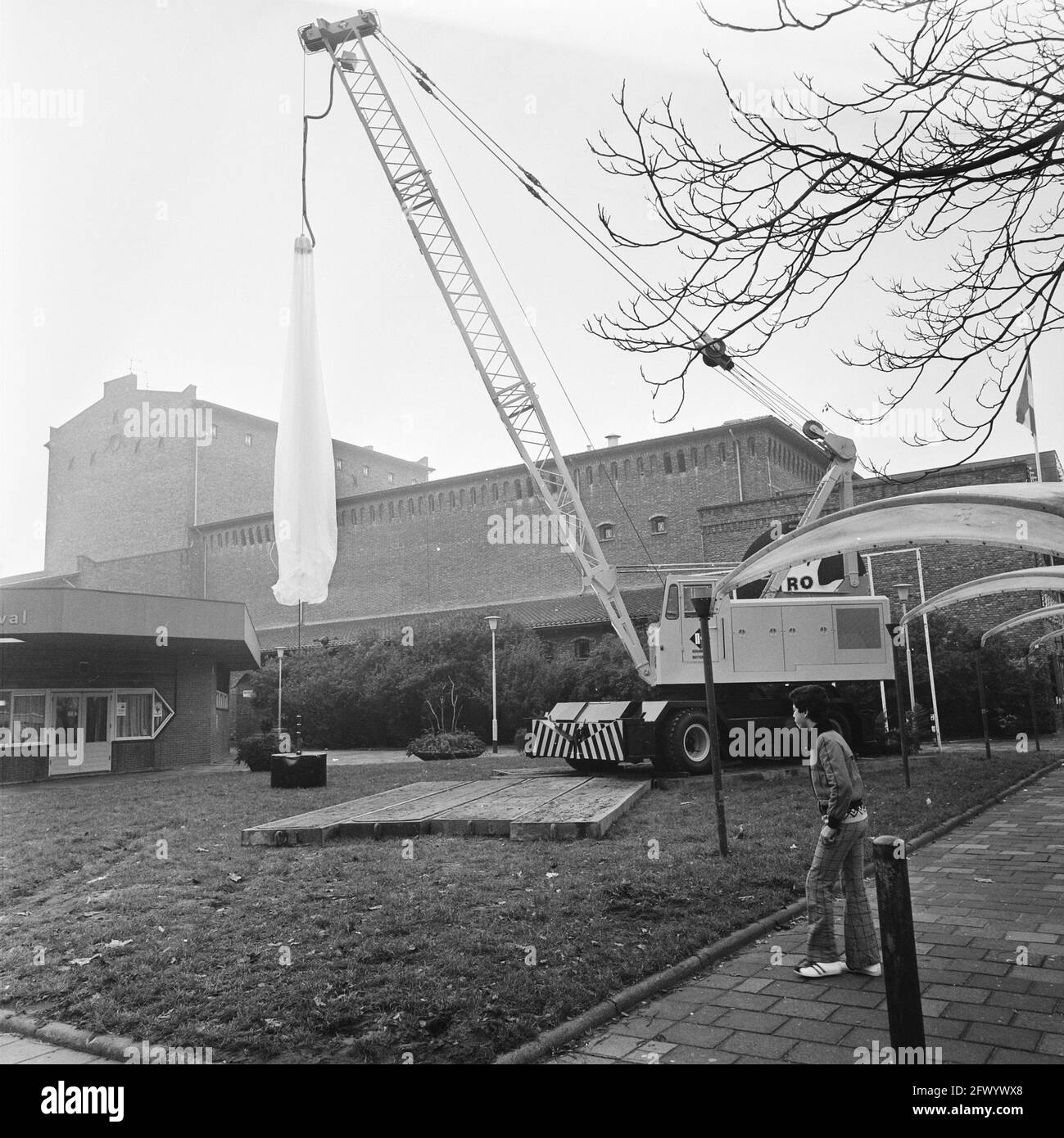 Rotterdam Zentrum der unglücklichen Liebe, 8 Meter Kraniche, 2. Dezember 1977, Kraniche, Niederlande, 20. Jahrhundert Presseagentur Foto, Nachrichten zu erinnern, Dokumentarfilm, historische Fotografie 1945-1990, visuelle Geschichten, Menschliche Geschichte des zwanzigsten Jahrhunderts, Momente in der Zeit festzuhalten Stockfoto