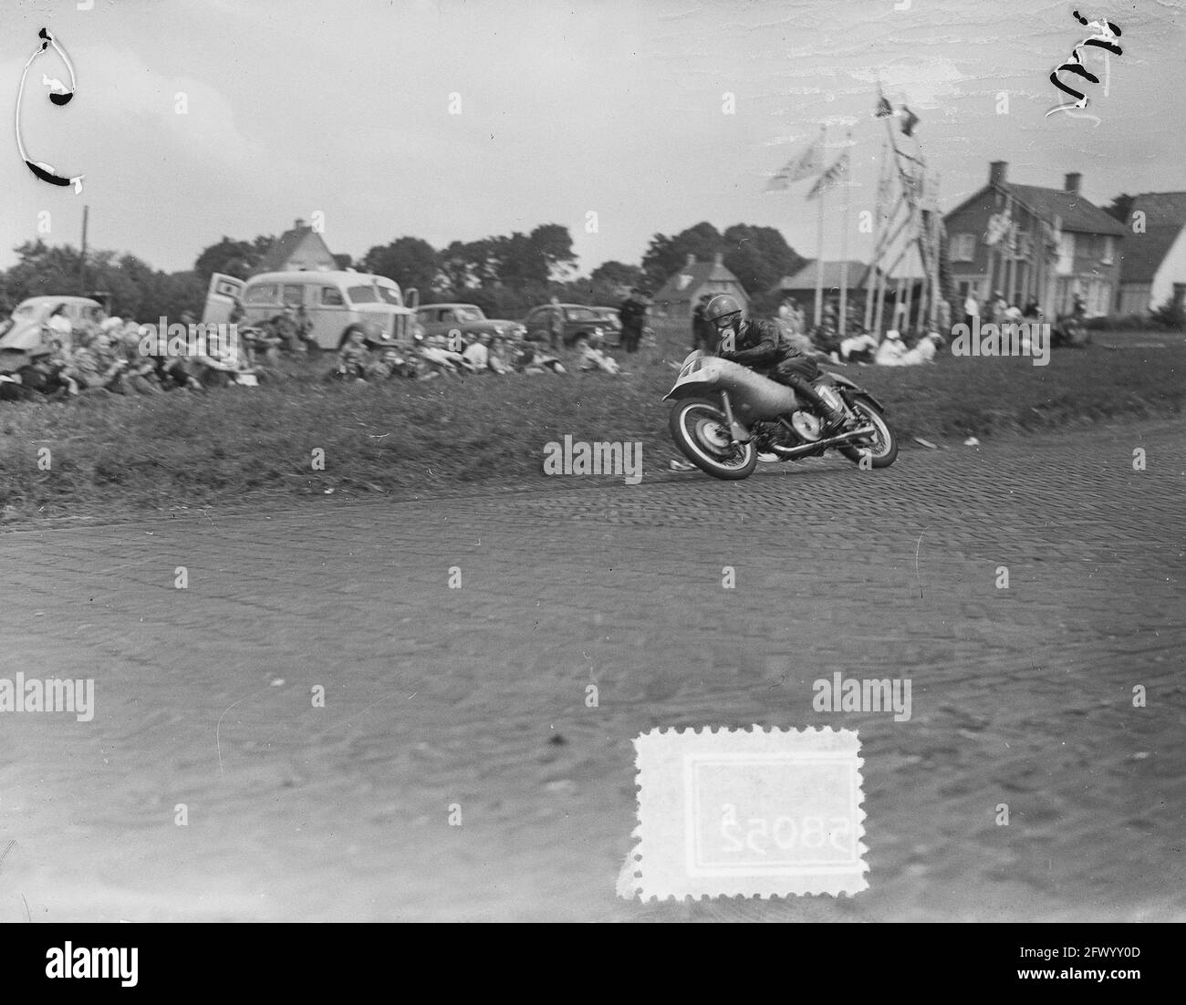 350 ccm Klasse. Gewinner Enrico Lorenzetti (IT.) über Moto Guzzi, 28. Juni 1953, Motorsport, Niederlande, 20. Jahrhundert Presseagentur Foto, Nachrichten zu erinnern, Dokumentarfilm, historische Fotografie 1945-1990, visuelle Geschichten, Menschliche Geschichte des zwanzigsten Jahrhunderts, Momente in der Zeit festzuhalten Stockfoto