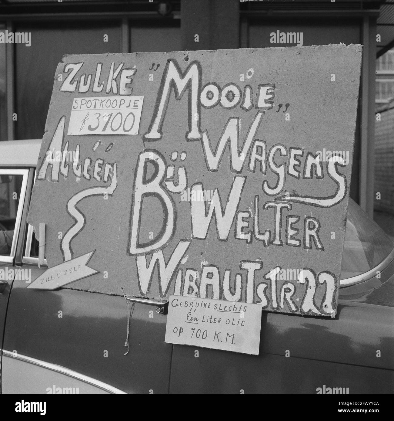 Autokäufer fühlt sich betrogen, Herr G. de Leeuw hat sein Auto mit einem Schild darauf gegenüber der Autofirma in der Wibautstraat, 3. Juli 1964, Schilder, Autos, Niederlande, Presseagentur des 20. Jahrhunderts, Foto, Nachrichten zum erinnern, Dokumentarfilm, historische Fotografie 1945-1990, visuelle Geschichten, Menschliche Geschichte des zwanzigsten Jahrhunderts, Momente in der Zeit festzuhalten Stockfoto