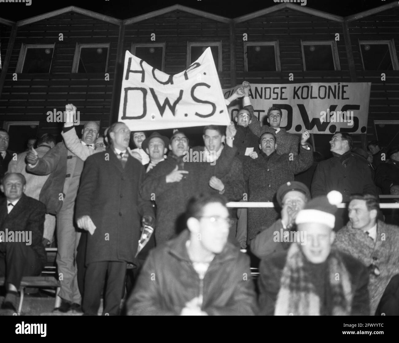 Lyn European Cup gegen DWS 1-3 in Oslo, DWS-Unterstützer mit Bannern, 18. November 1964, SPANDOEKS, Sport, Fußball, Niederlande, Foto der Presseagentur des 20. Jahrhunderts, zu erinnerende Nachrichten, Dokumentarfilm, historische Fotografie 1945-1990, visuelle Geschichten, Menschliche Geschichte des zwanzigsten Jahrhunderts, Momente in der Zeit festzuhalten Stockfoto