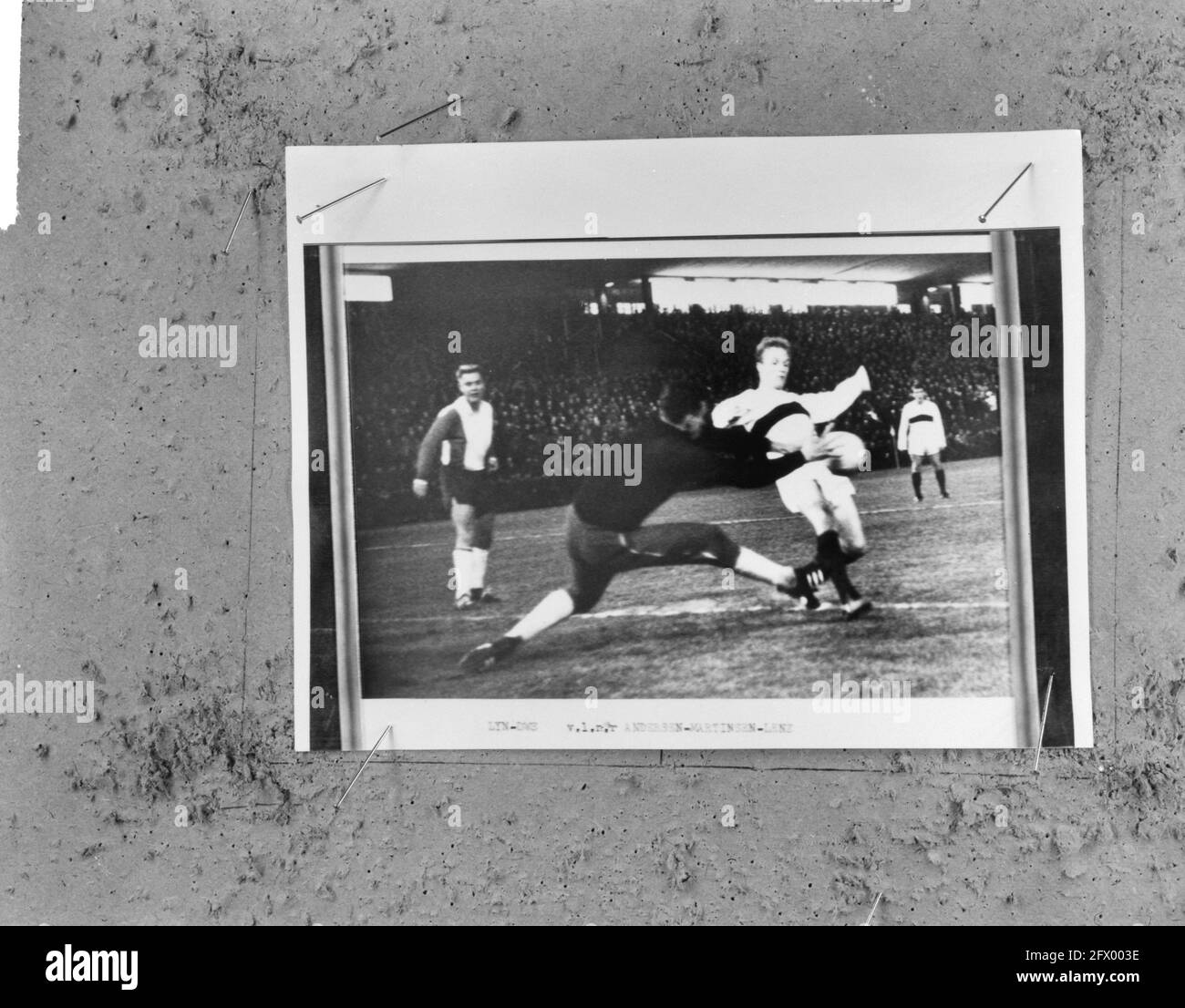 Lyn European Cup gegen DWS 1-3 in Oslo, Lenz im Duell mit Torwart Martinsen, 18. November 1964, Duelle, Torhüter, Sport, Fußball, Niederlande, Foto der Presseagentur des 20. Jahrhunderts, zu erinnerende Nachrichten, Dokumentarfilm, historische Fotografie 1945-1990, visuelle Geschichten, Menschliche Geschichte des zwanzigsten Jahrhunderts, Momente in der Zeit festzuhalten Stockfoto