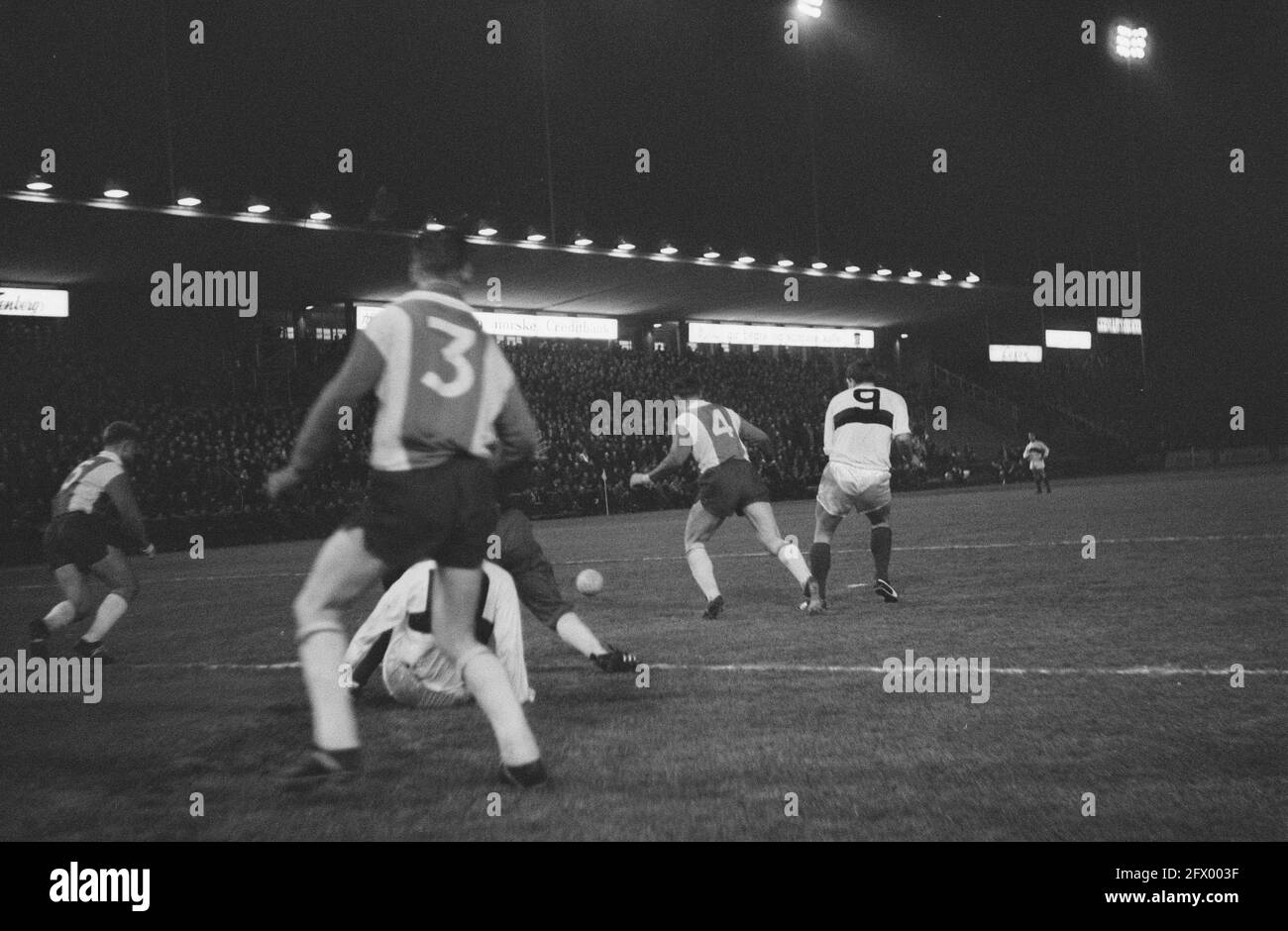 Lyn European Cup gegen DWS 1-3 in Oslo, Lenz im Duell mit Torwart Martinsen, 18. November 1964, Torhüter, Sport, Fußball, Niederlande, Foto der Presseagentur des 20. Jahrhunderts, zu erinnerende Nachrichten, Dokumentarfilm, historische Fotografie 1945-1990, visuelle Geschichten, Menschliche Geschichte des zwanzigsten Jahrhunderts, Momente in der Zeit festzuhalten Stockfoto