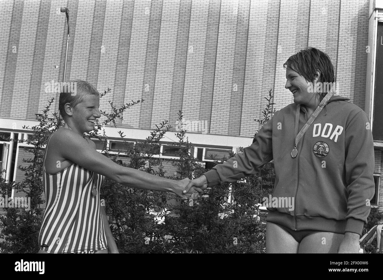 schwimmdamenmannschaft European Cup Schwimmdamen, Ulrike Richter und Andrea Geramati (rechts), 18.  August 1973, SCHWIMMEN, Niederlande, 20. Jahrhundert Presseagentur Foto,  Nachrichten zu erinnern, Dokumentarfilm, historische Fotografie 1945-1990,  visuelle Geschichten ...
