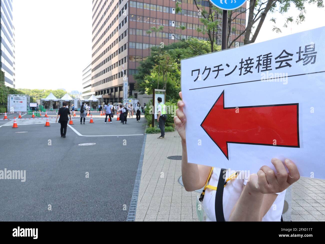 Tokio, Japan. Mai 2021. Ältere Menschen gehen zu einem Regierungsgebäude, in dem am 24 Dienstag, dem 25. Mai 2021, in Tokio ein staatlich betriebenes Massenimpfzentrum für COVID-19 eröffnet wurde. Die von den japanischen Selbstverteidigungskräften betriebenen Massenimpfzentren wurden in Tokio und Osaka für Menschen ab 65 Jahren eröffnet. Quelle: Yoshio Tsunoda/AFLO/Alamy Live News Stockfoto