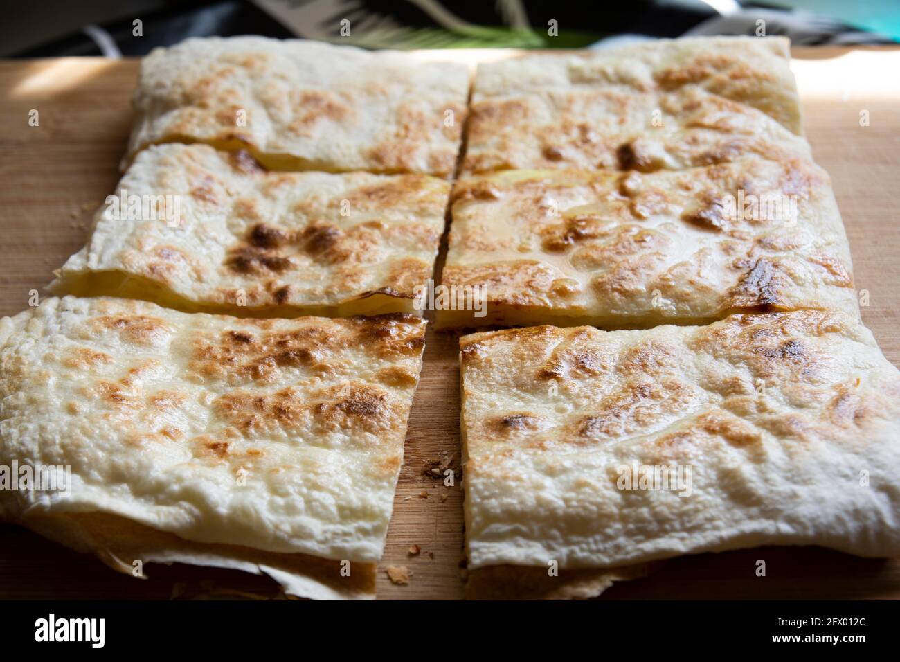 Geschnitten und fertig zum Servieren. Traditionelle türkische Küche: Fladenbrot. Mit Käse oder Gemüse. Stockfoto