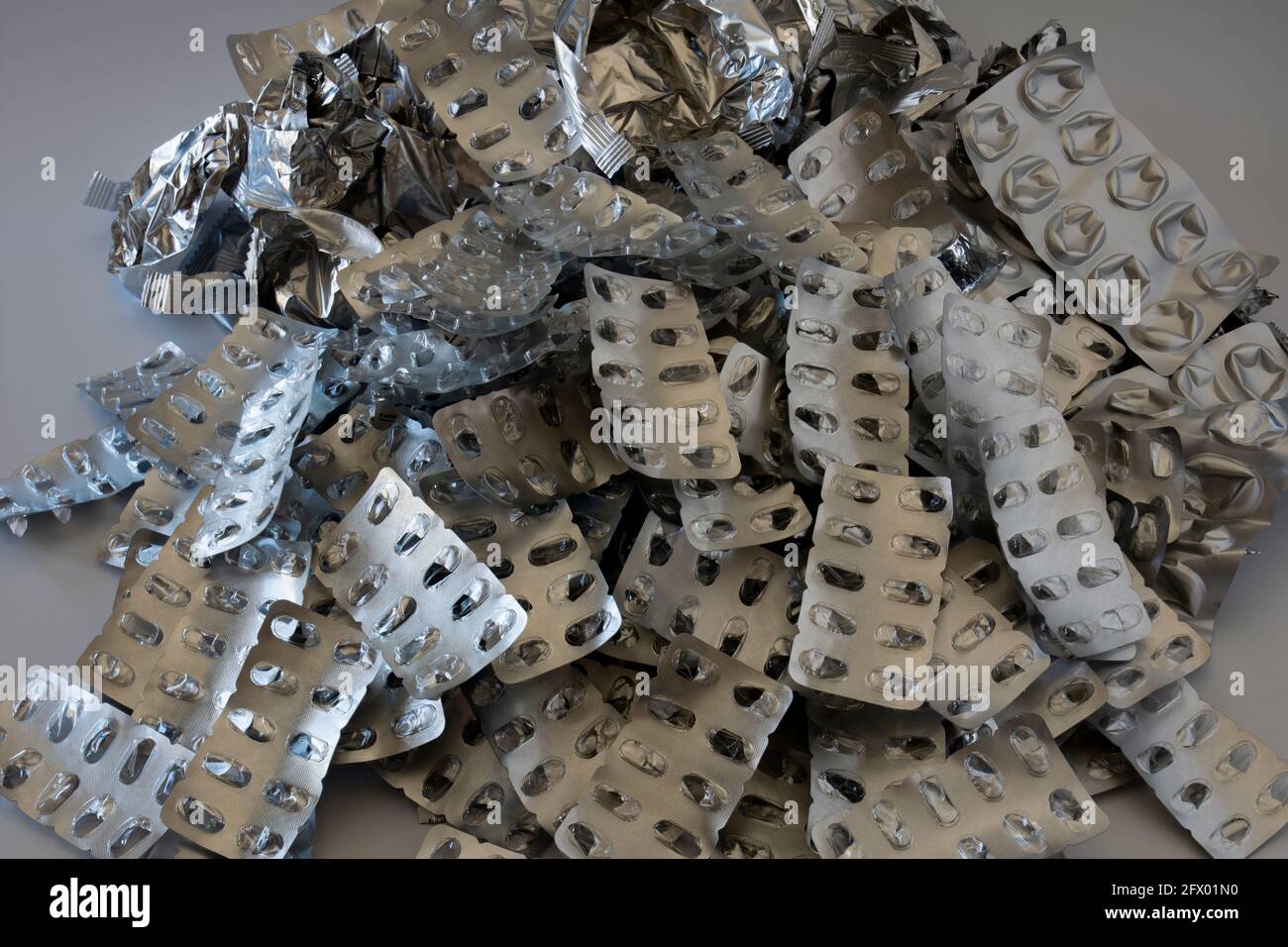 Ein Stapel gebrauchter und entleerter Medikamentenverpackungen. Folien. Selektiver Fokus. Stockfoto