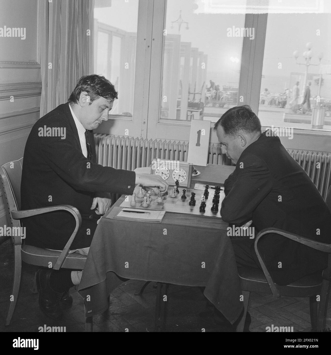 Chess Inter-County Netherlands gegen Deutschland. Donner Against Unzicker (Deutschland), 15. September 1963, Schach, Niederlande, Foto der Presseagentur des 20. Jahrhunderts, Nachrichten zur Erinnerung, Dokumentarfilm, historische Fotografie 1945-1990, visuelle Geschichten, Menschliche Geschichte des zwanzigsten Jahrhunderts, Momente in der Zeit festzuhalten Stockfoto