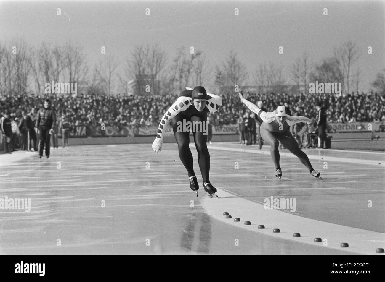 Skating World Sprint Championship in Heerenveen; Alie Boorsma (Ned.), 24. Februar 1985, Skating, Sport, Niederlande, Foto der Presseagentur des 20. Jahrhunderts, zu erinnerende Nachrichten, Dokumentarfilm, historische Fotografie 1945-1990, visuelle Geschichten, Menschliche Geschichte des zwanzigsten Jahrhunderts, Momente in der Zeit festzuhalten Stockfoto