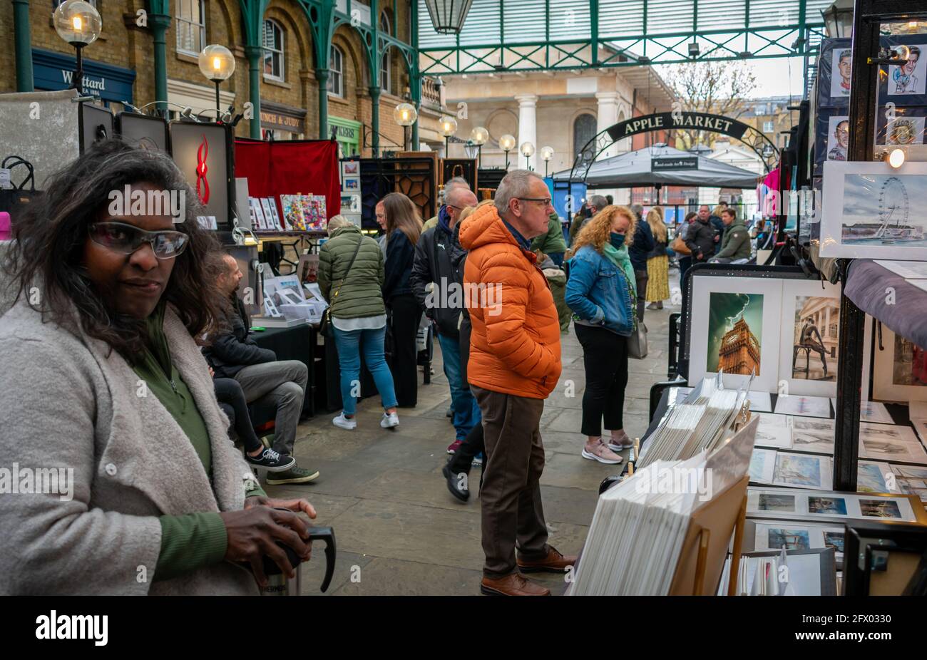 Eine große Menge von Besuchern und Touristen, die auf dem Apple Market in Covent Garden einkaufen, genießen einen Tag, während das Land aus der Covid-19-Sperre herauskommt. Stockfoto