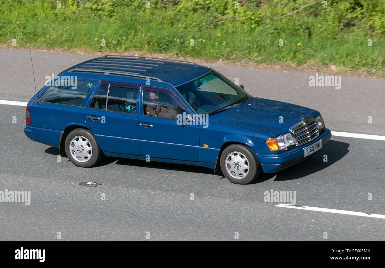 1987 80er Jahre blauer Mercedes Benz 200T 1997cc Benzinmotor; Fahrzeugverkehr, bewegliche Fahrzeuge, klassische deutsche Autos, Fahrzeuge der 70er Jahre auf britischen Straßen, Motoren, Autofahren auf der Autobahn M6, britisches Straßennetz. Stockfoto