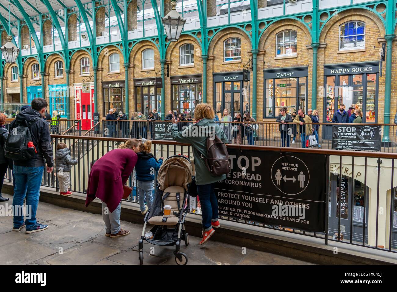 London. GROSSBRITANNIEN: 05.23.2021. Eine Menge Besucher und Touristen in der South Hall of Covent Garden Market genießen die Sehenswürdigkeiten und Unterhaltung. Stockfoto