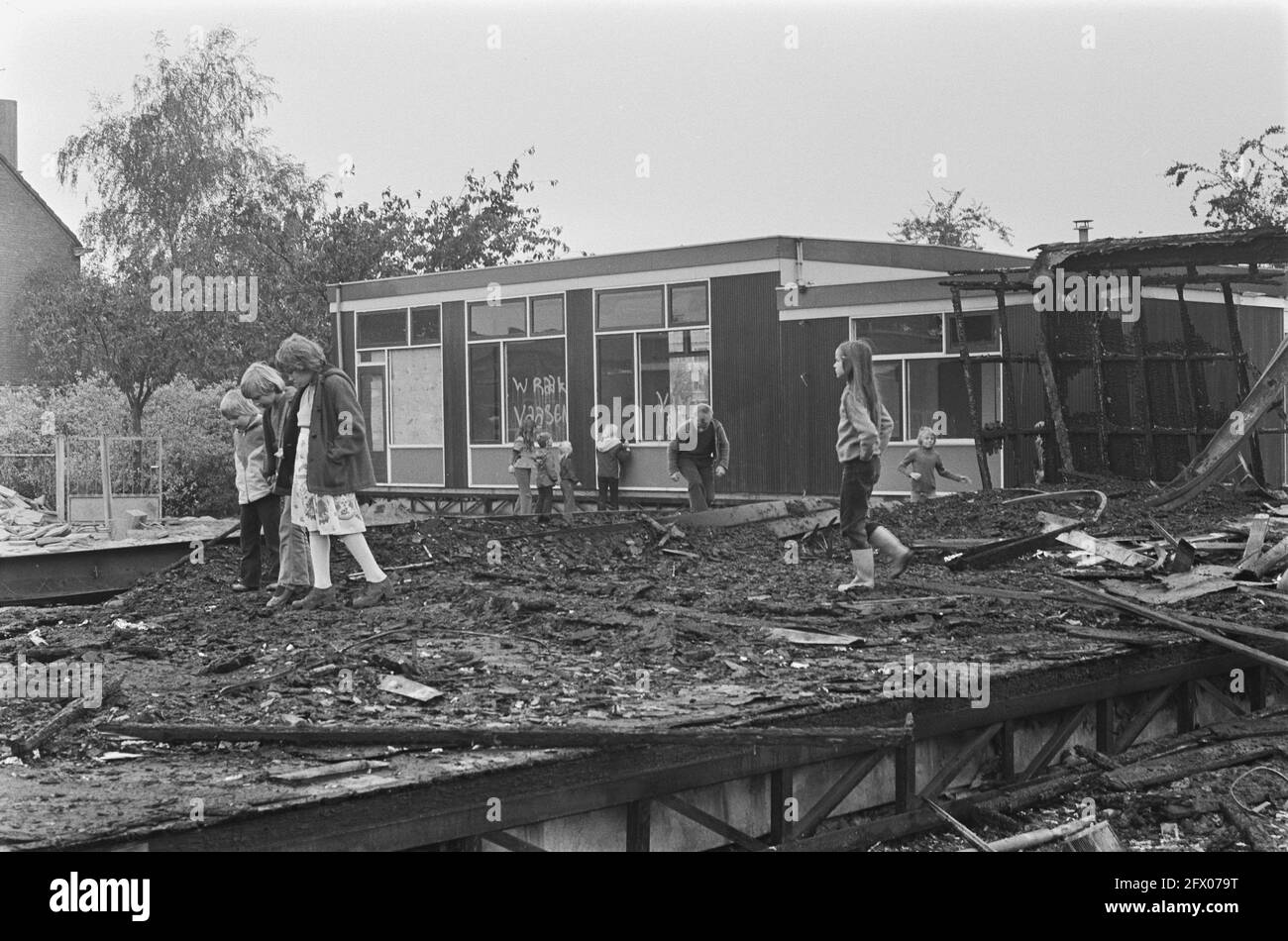 Schule in Leerdam in Brand gesetzt, Fenster mit RMS-Slogans bemalt, 22. Oktober 1976, Brände, Schulen, Niederlande, 20. Jahrhundert Presseagentur Foto, Nachrichten zu erinnern, Dokumentarfilm, historische Fotografie 1945-1990, visuelle Geschichten, Menschliche Geschichte des zwanzigsten Jahrhunderts, Momente in der Zeit festzuhalten Stockfoto