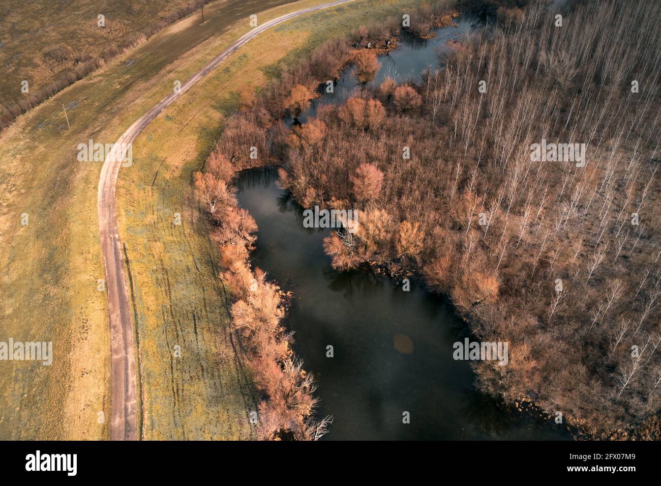 Luftaufnahme des Flusses Tisza Oxbow Mäander und alte kurvenreiche Straße von Drohne pov. Sumpfige Landschaft in der Vojvodina, Serbien. Stockfoto