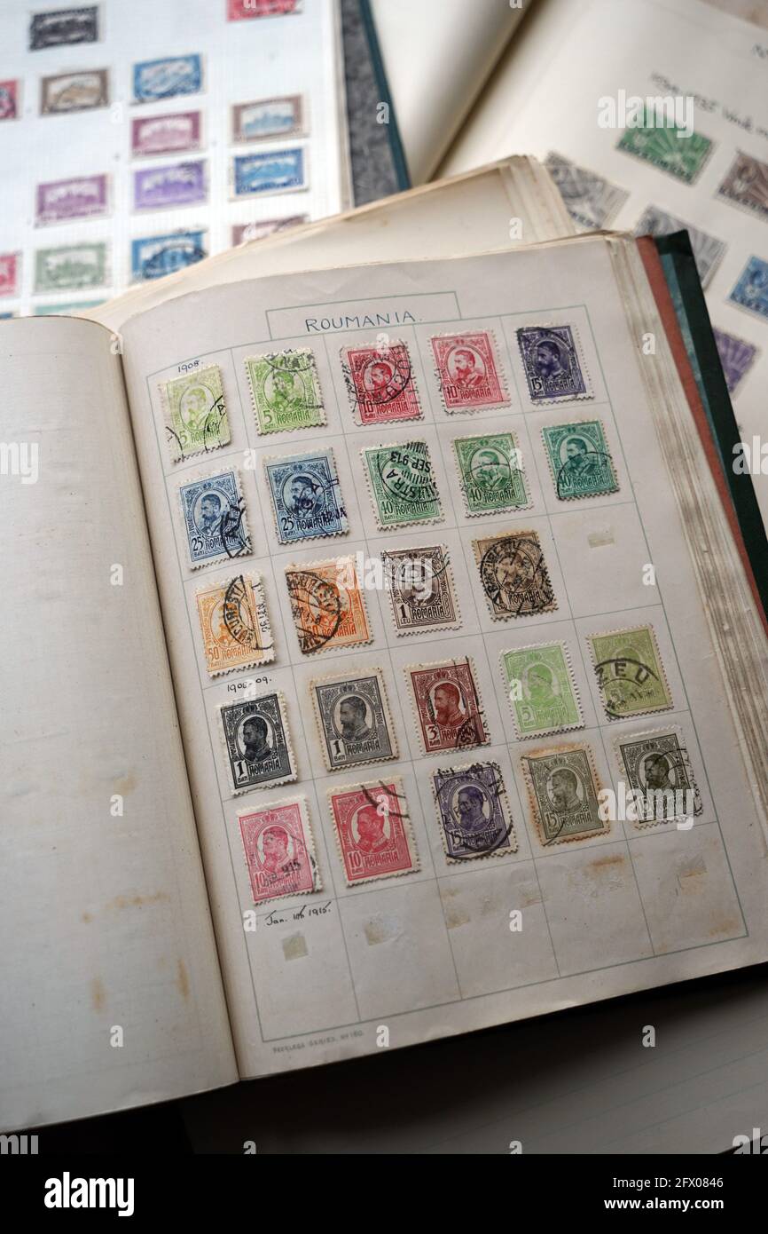 Rumänien Briefmarkensammlung in einem Briefmarkenalbum , Anfang 20. Jahrhundert Stockfoto