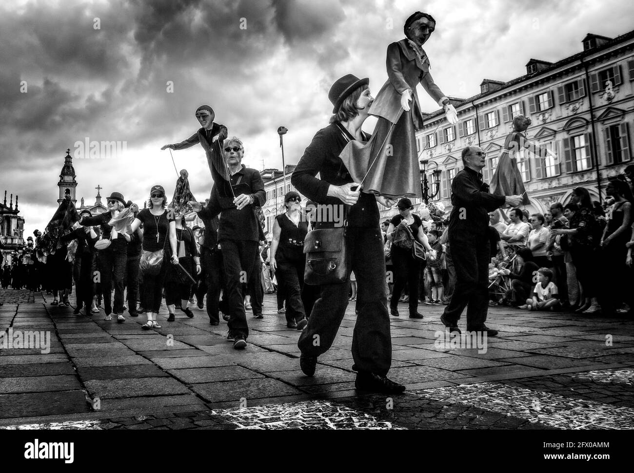 Sonntag, 6. Juli 2014 in Turin, beginnend von der Piazza S. Carlo.Torino Dance Festival, begann im Jahr 2014 mit der Biennale De la Dance in Lyon und einem großen Gemeinschaftsprojekt, der Schwerpunkt dieses Berichts, die Defilè , eine große Parade, die alle zwei Jahre eröffnet, Die Biennale de la Dance in Lyon. Defilè die Teilnahme zwischen 5 Tausend und 6 Tausend nicht-professionelle Tänzer und zum ersten Mal wird die Veranstaltung in Italien stattfinden . Bei der Parade werden über 600 Marionetten und Marionetten von den Teilnehmern manipuliert werden Stockfoto
