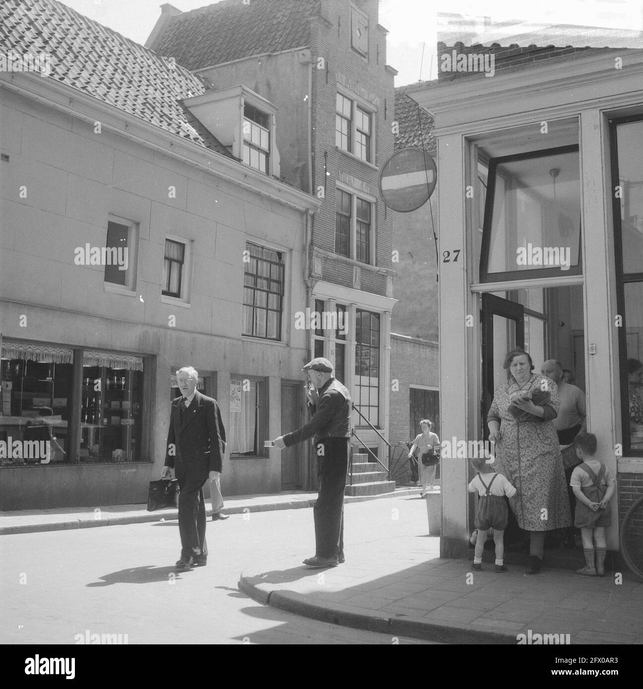 Serie auf Tonnenorgel. Der Diener bei der Arbeit, 23. August 1961, SERIE, Fassorgeln, Niederlande, Presseagentur des 20. Jahrhunderts, Foto, Nachrichten zum erinnern, Dokumentarfilm, historische Fotografie 1945-1990, visuelle Geschichten, Menschliche Geschichte des zwanzigsten Jahrhunderts, Momente in der Zeit festzuhalten Stockfoto