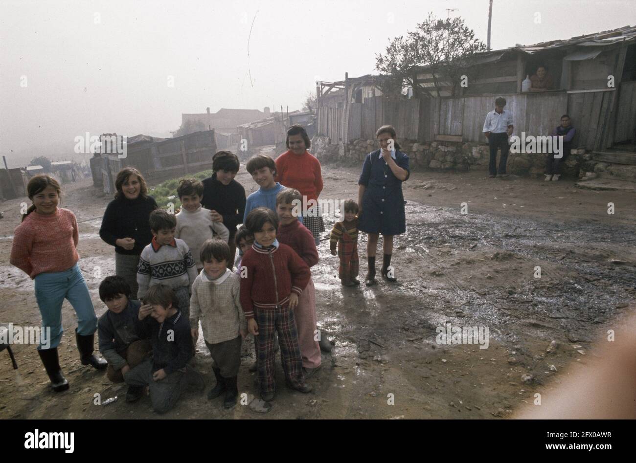 Serie Portugal, Wahlkampf/Straßenszenen in Lissabon (Anfang 1975); Lissabonner Slum mit Kindern, 1975, Kinder, Slums, Straßenszenen, Wahlen, Niederlande, Foto der Presseagentur des 20. Jahrhunderts, zu erinnerende Nachrichten, Dokumentarfilm, historische Fotografie 1945-1990, visuelle Geschichten, Menschliche Geschichte des zwanzigsten Jahrhunderts, Momente in der Zeit festzuhalten Stockfoto