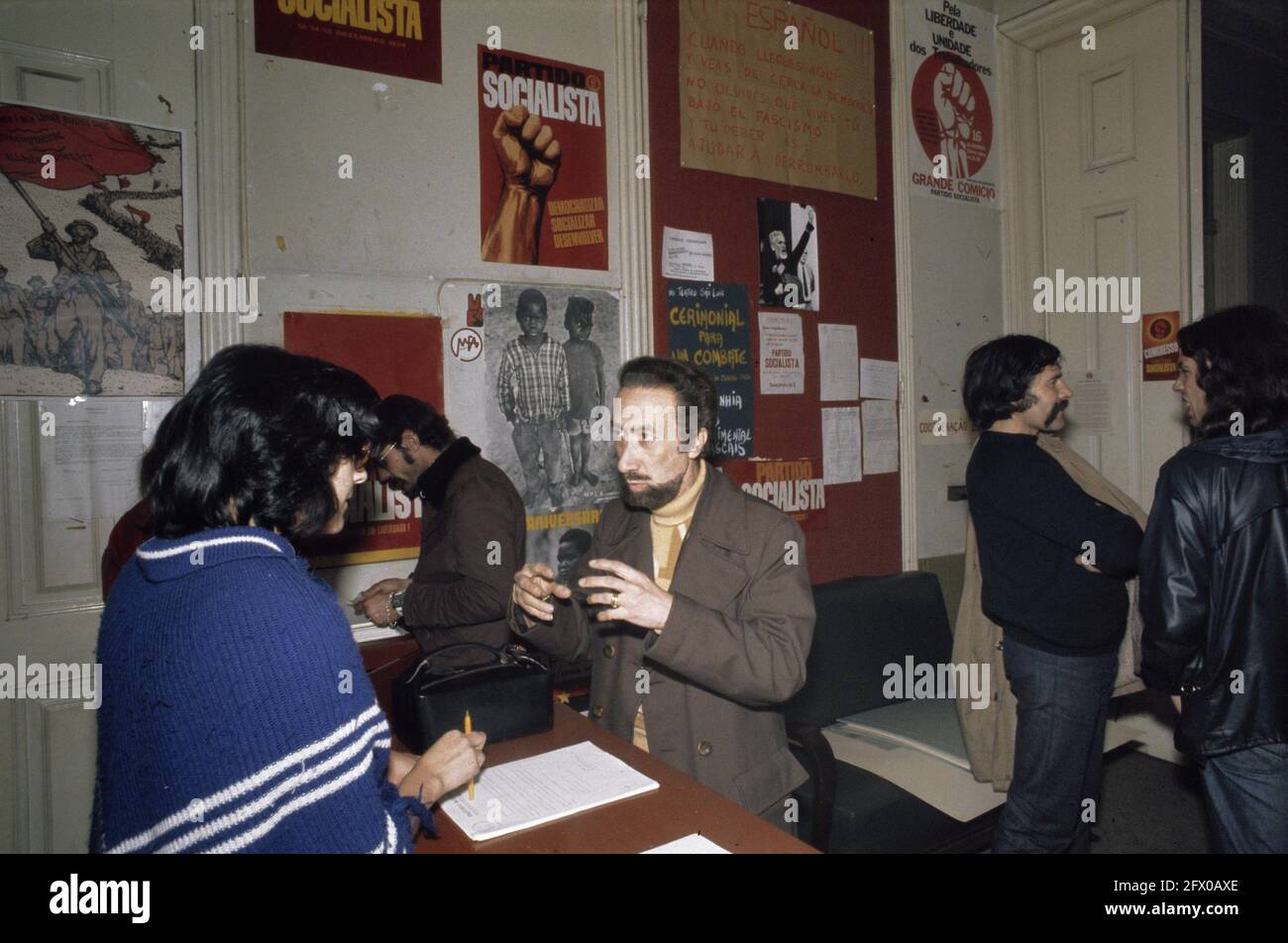 Serie Portugal, Wahlkampf/Straßenszenen in Lissabon (Anfang 1975); Innenbüro der Kommunistischen Partei, 1975, Politik, Wahlen, Niederlande, 20. Jahrhundert Presseagentur Foto, Nachrichten zu erinnern, Dokumentarfilm, historische Fotografie 1945-1990, visuelle Geschichten, Menschliche Geschichte des zwanzigsten Jahrhunderts, Momente in der Zeit festzuhalten Stockfoto