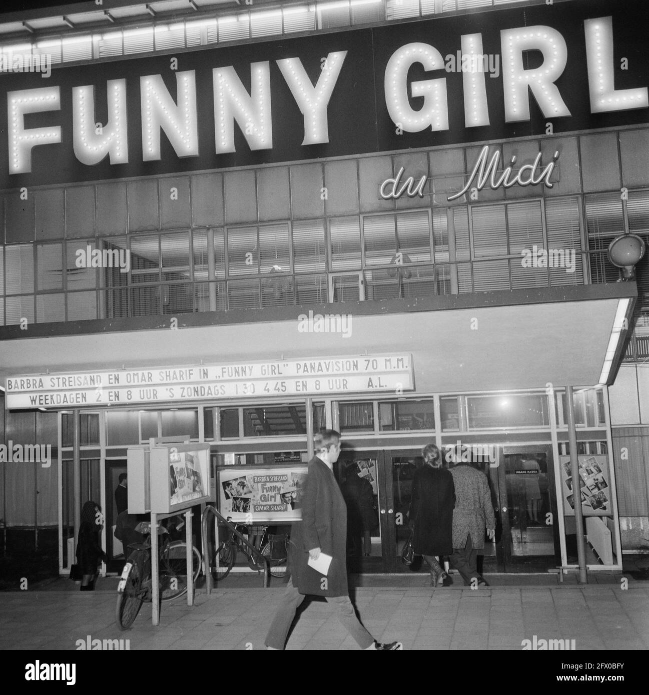 Serie. Werbung Kampagne Film Funny Girl. Cinema Du Midi lit, exterior, 3. März 1969, Kinos, Außenaufnahmen, Filme, Werbung, Niederlande, Foto der Presseagentur des 20. Jahrhunderts, Nachrichten zum erinnern, Dokumentation, historische Fotografie 1945-1990, visuelle Geschichten, Menschliche Geschichte des zwanzigsten Jahrhunderts, Momente in der Zeit festzuhalten Stockfoto