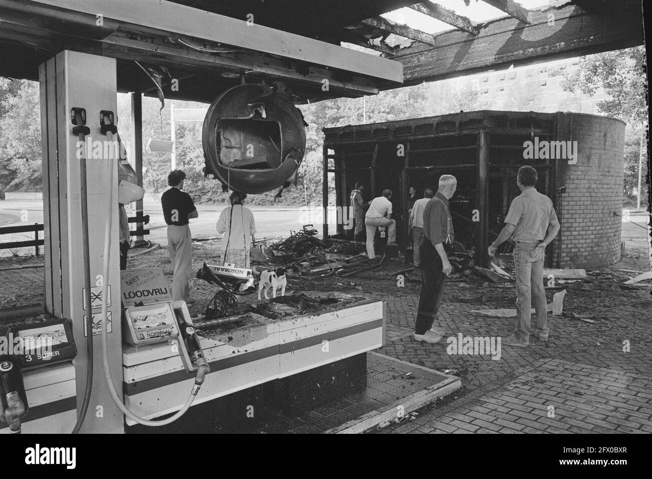 Panzerstation in Amsterdam nach Angriff vollständig ausgebrannt, 16. Juni 1986, Tankstellen, Niederlande, 20. Jahrhundert Presseagentur Foto, Nachrichten zu erinnern, Dokumentarfilm, historische Fotografie 1945-1990, visuelle Geschichten, Menschliche Geschichte des zwanzigsten Jahrhunderts, Momente in der Zeit festzuhalten Stockfoto