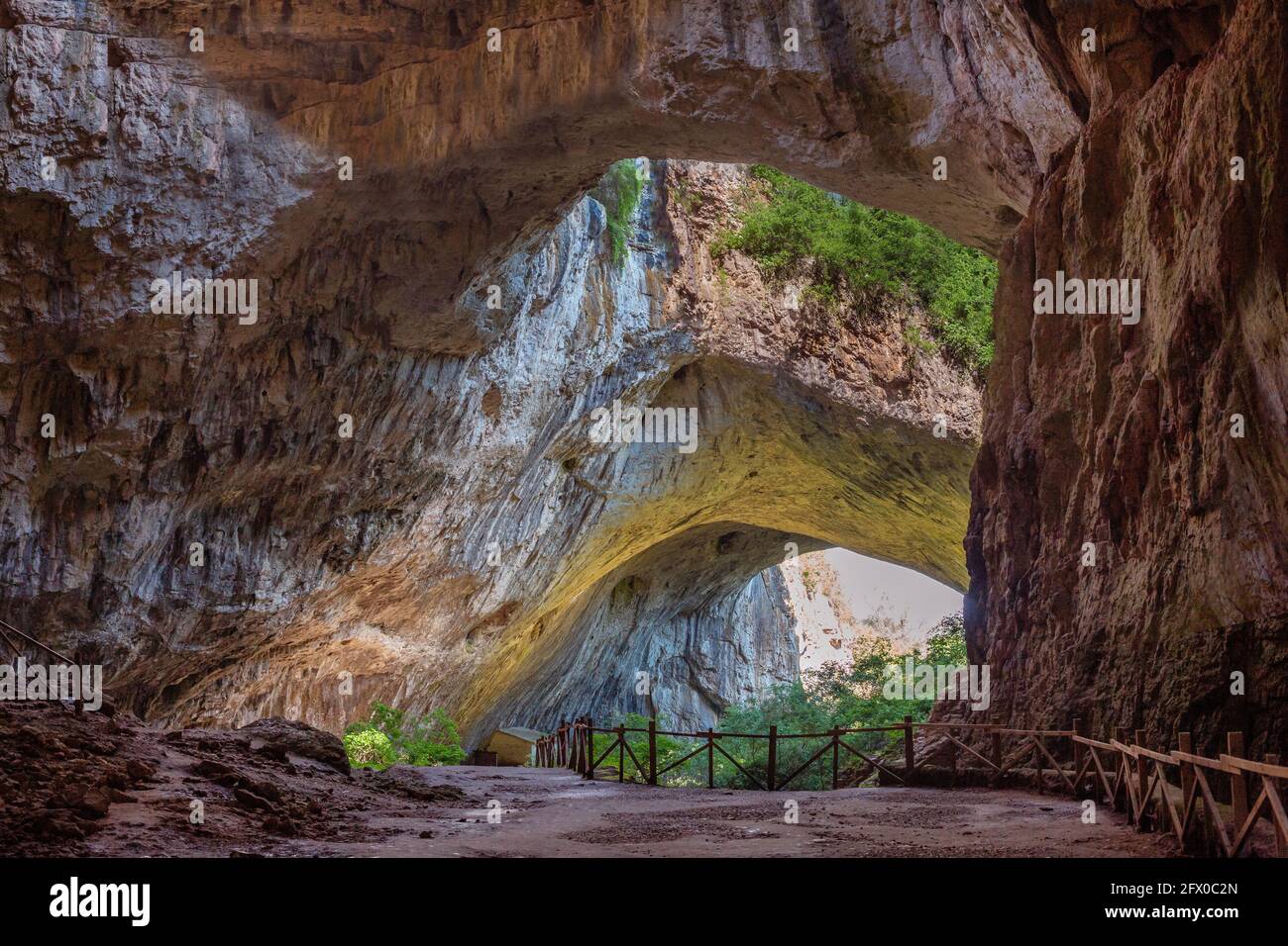 Panoramablick im Inneren der Höhle in der Nähe von Devetaki Devetashka Dorf und Osam Fluss in Bulgarien Stockfoto