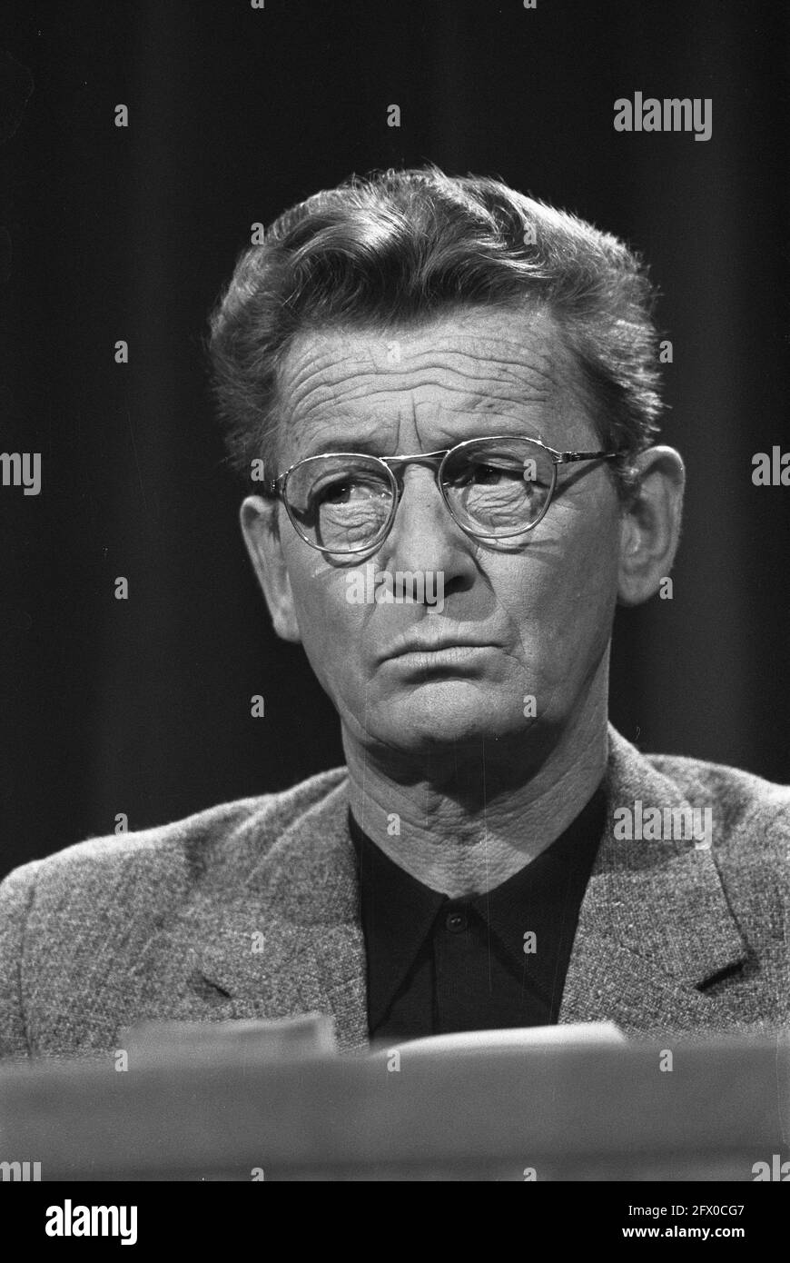 Simon Carmiggelt während TV-Aufnahmen, 23. Februar 1973, Porträts, Niederlande, Foto der Presseagentur des 20. Jahrhunderts, zu erinnerende Nachrichten, Dokumentarfilm, historische Fotografie 1945-1990, visuelle Geschichten, Menschliche Geschichte des zwanzigsten Jahrhunderts, Momente in der Zeit festzuhalten Stockfoto