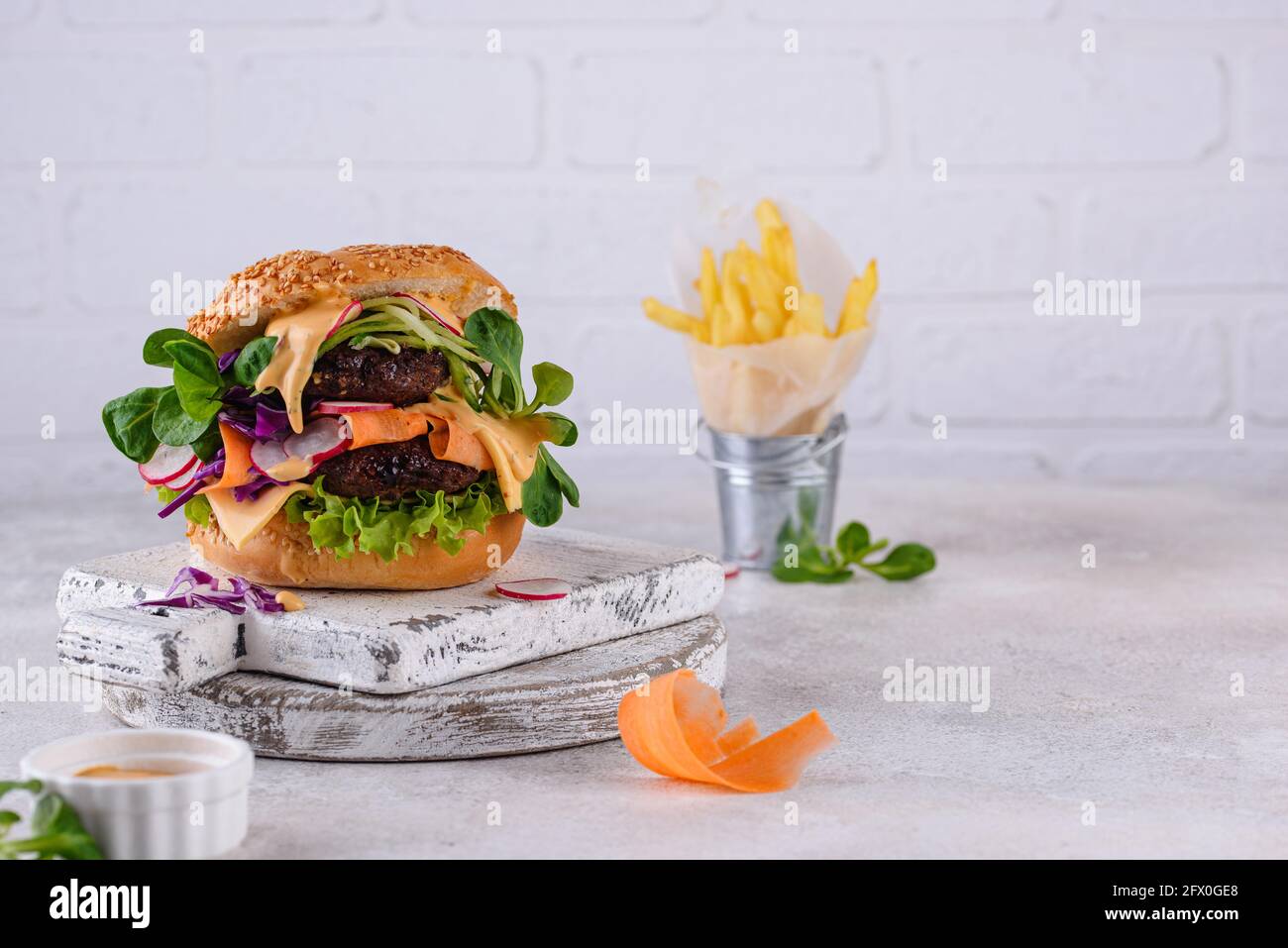 Burger mit Gemüse und pflanzenbasiertem Schnitzel Stockfoto