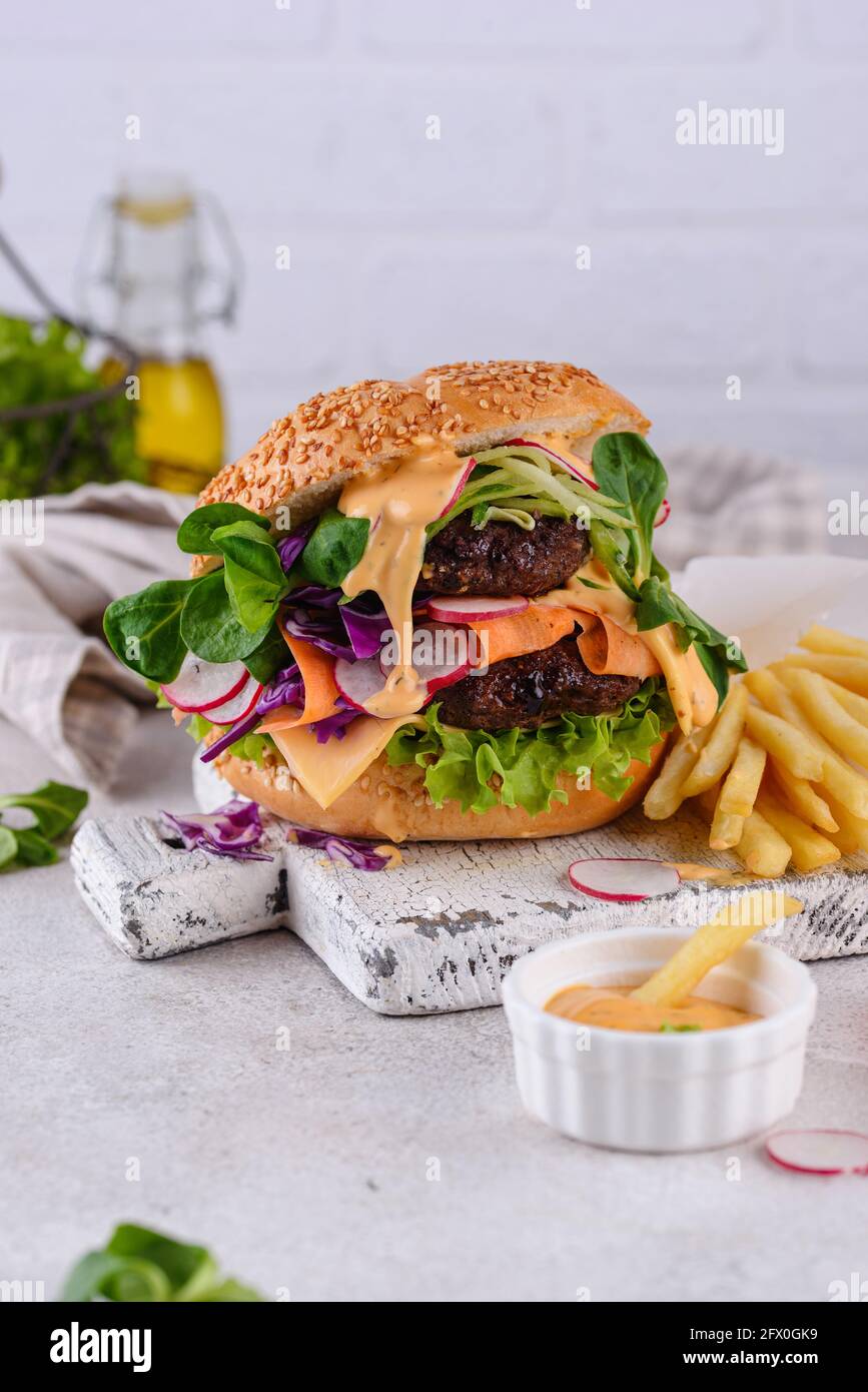 Burger mit Gemüse und pflanzenbasiertem Schnitzel Stockfoto