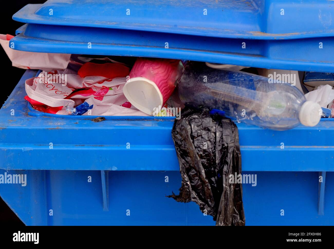 Abfalleimer oder Müllcontainer, die mit Müll überlaufen sind. Stockfoto