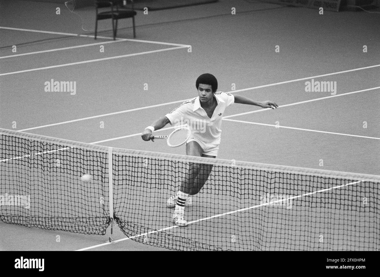 Yannick Noah in Aktion, 18. März 1979, Sport, Tennis, Niederlande, Presseagentur des 20. Jahrhunderts, Foto, Nachrichten zum erinnern, Dokumentarfilm, historische Fotografie 1945-1990, visuelle Geschichten, Menschliche Geschichte des zwanzigsten Jahrhunderts, Momente in der Zeit festzuhalten Stockfoto