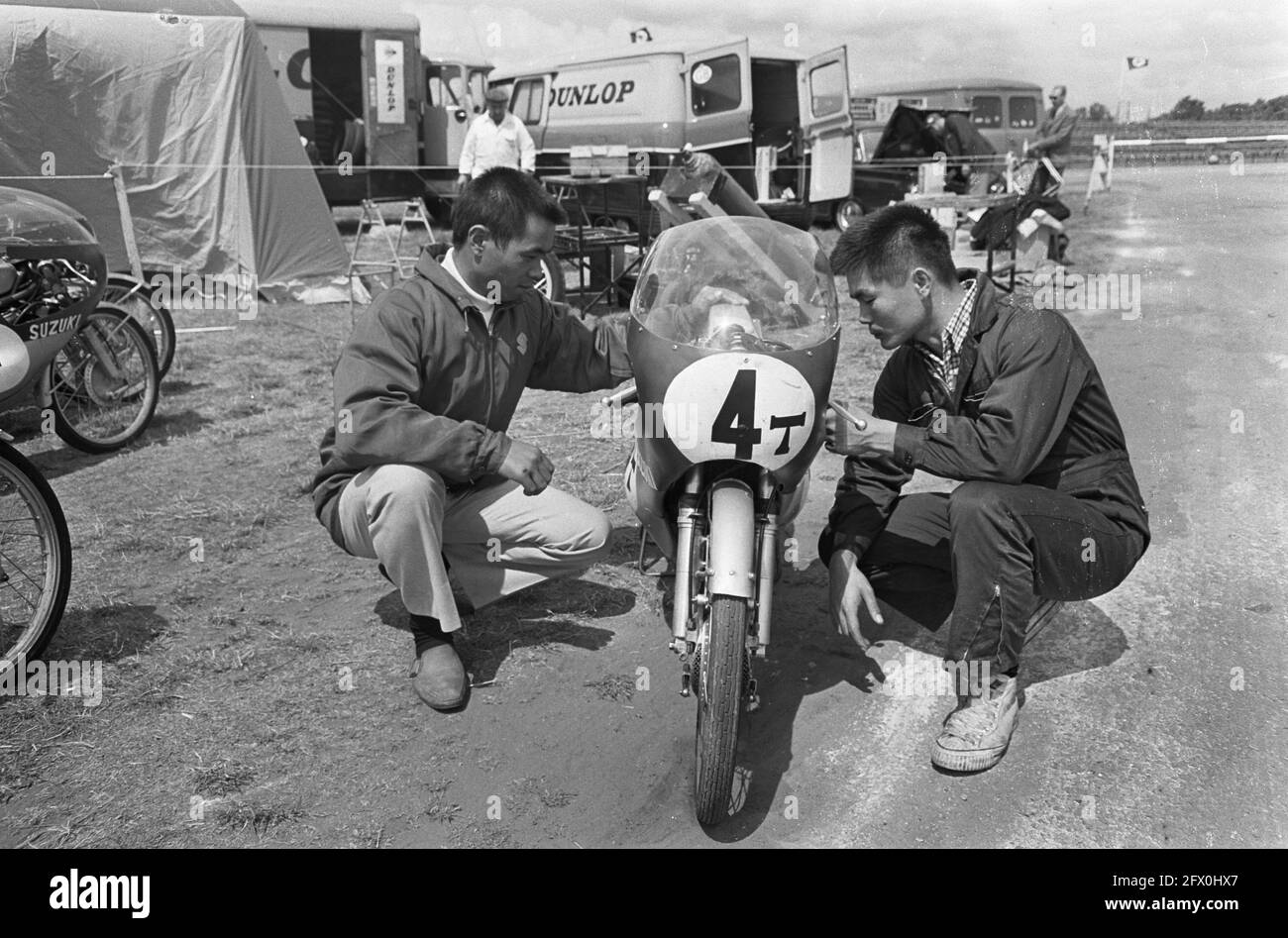 Yoshimi Katayama (Japan, 125cc) vom Suzuki-Team (links) mit Mechaniker, 21. Juni 1967, Motorsport, Porträts, Niederlande, Presseagentur des 20. Jahrhunderts, Foto, Nachrichten zum erinnern, Dokumentarfilm, historische Fotografie 1945-1990, visuelle Geschichten, Menschliche Geschichte des zwanzigsten Jahrhunderts, Momente in der Zeit festzuhalten Stockfoto