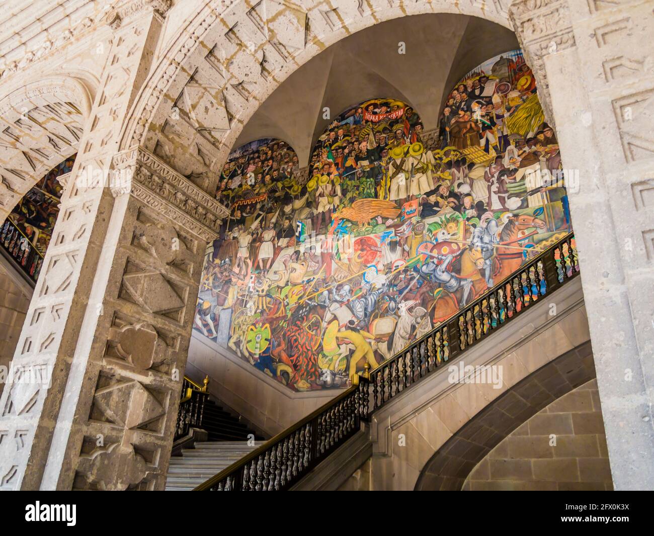 Beeindruckender Eingang des Nationalpalastes von Mexiko-Stadt (Palacio Nacional) mit Wandgemälden von Diego Rivera, Mexiko Stockfoto