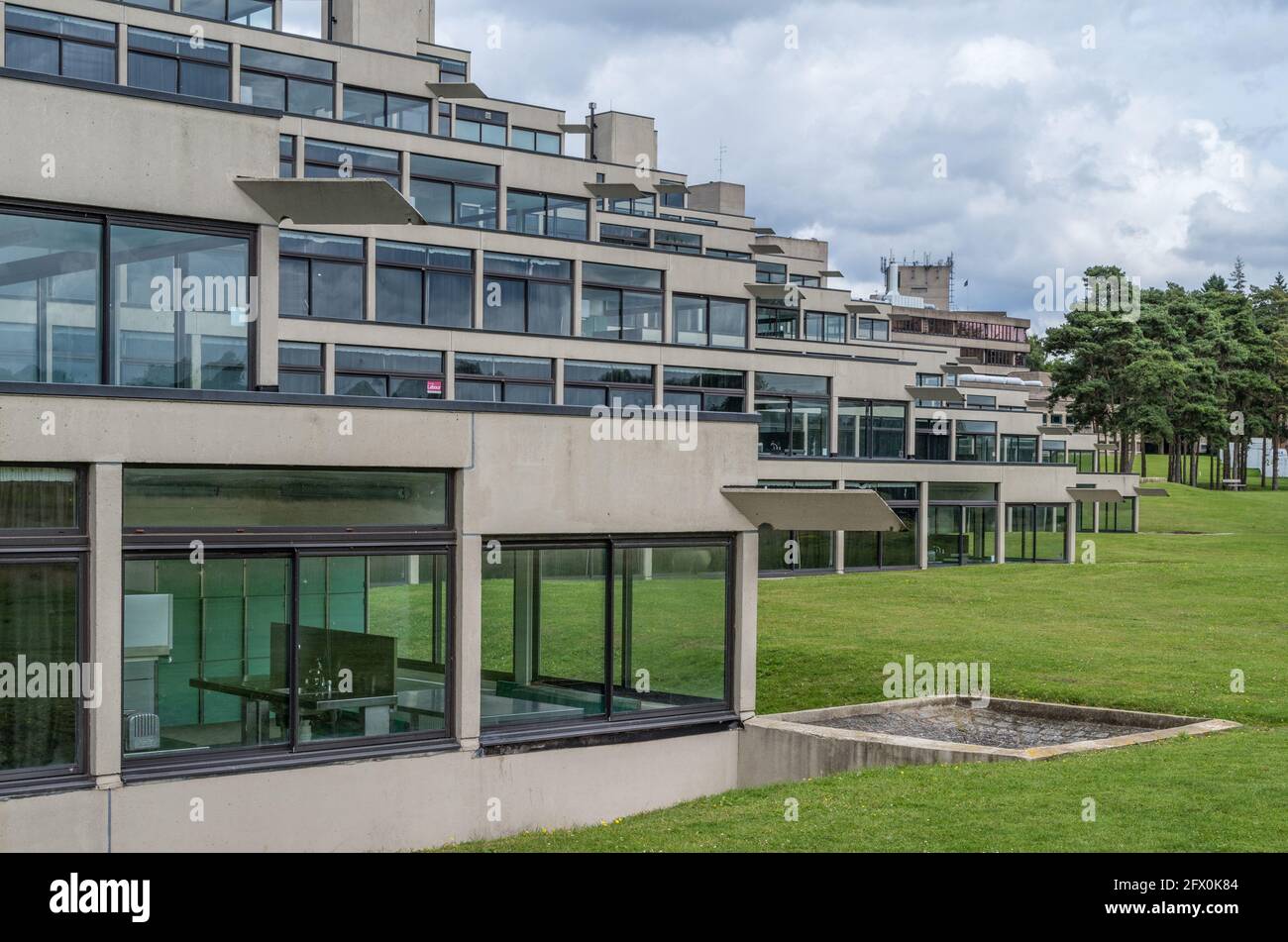 Studentenunterkunft, bekannt als Ziggurats, auf dem Campus der University of East Anglia, Norwich, Großbritannien; brutalistisches Design der 1960er Jahre von Denys Lasdun Stockfoto