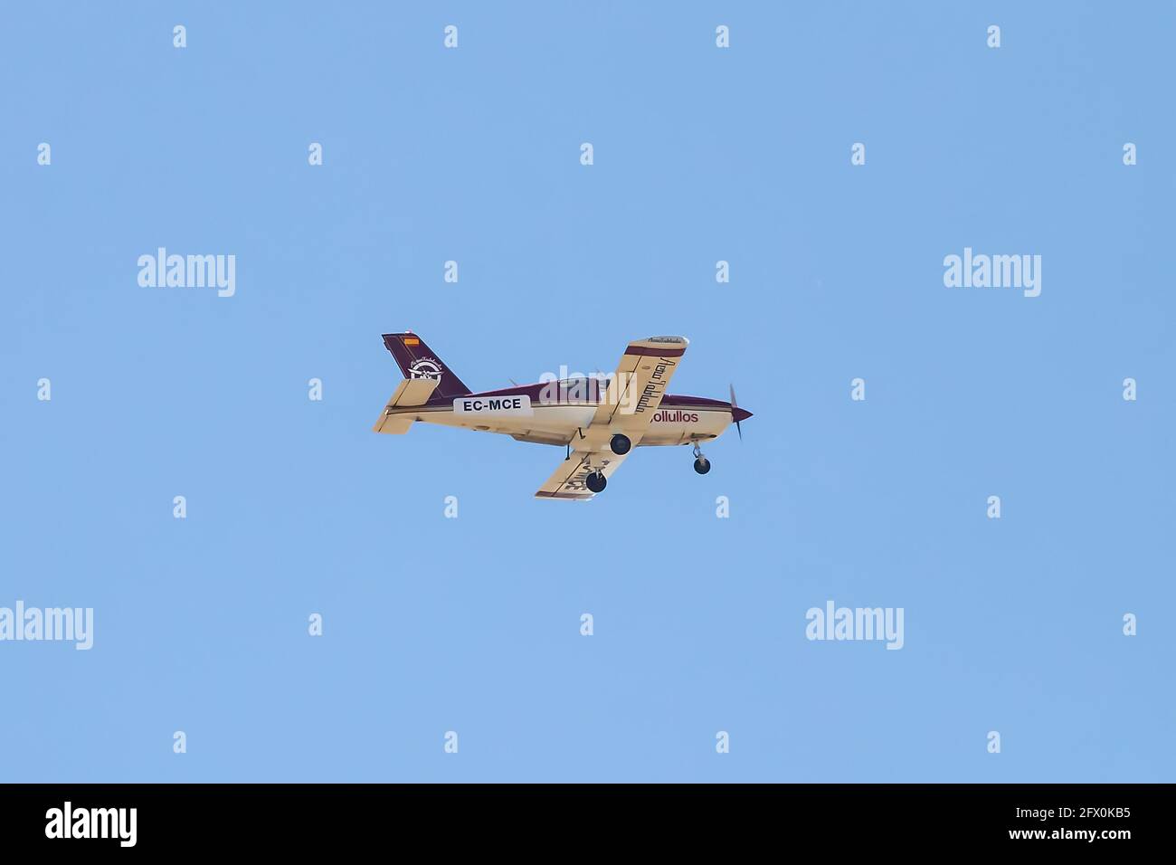 Sevilla, Spanien - 17. Mai 2021: Ansicht des Flugzeugs Socata TB-9 Tampico im Flug, mit Sitz in der Aerotablada Aviation School Stockfoto