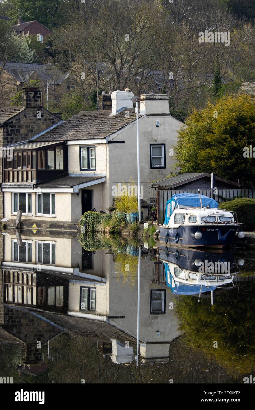 Ein Kanal-Seite Inn spiegelt sich in den stillen Gewässern von Der Leeds & Liverpool Kanal in Rodley in der Nähe von Leeds in Yorkshire Stockfoto