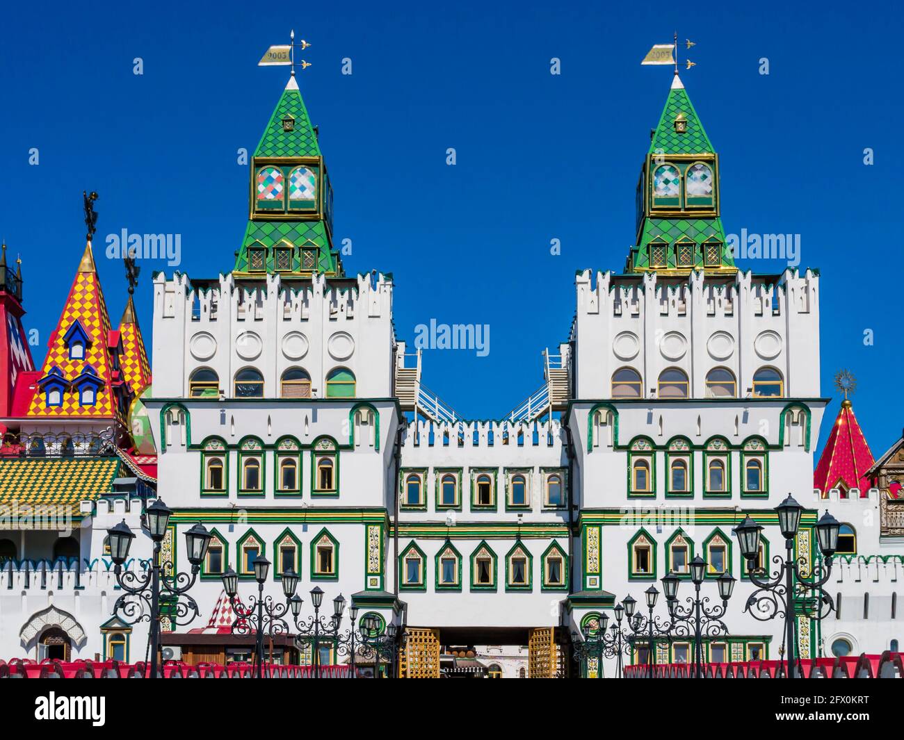 Atemberaubende Fassade des Izmailovsky Kreml, farbigen Markt berühmt für seine Souvenirs, Moskau, Russland Stockfoto