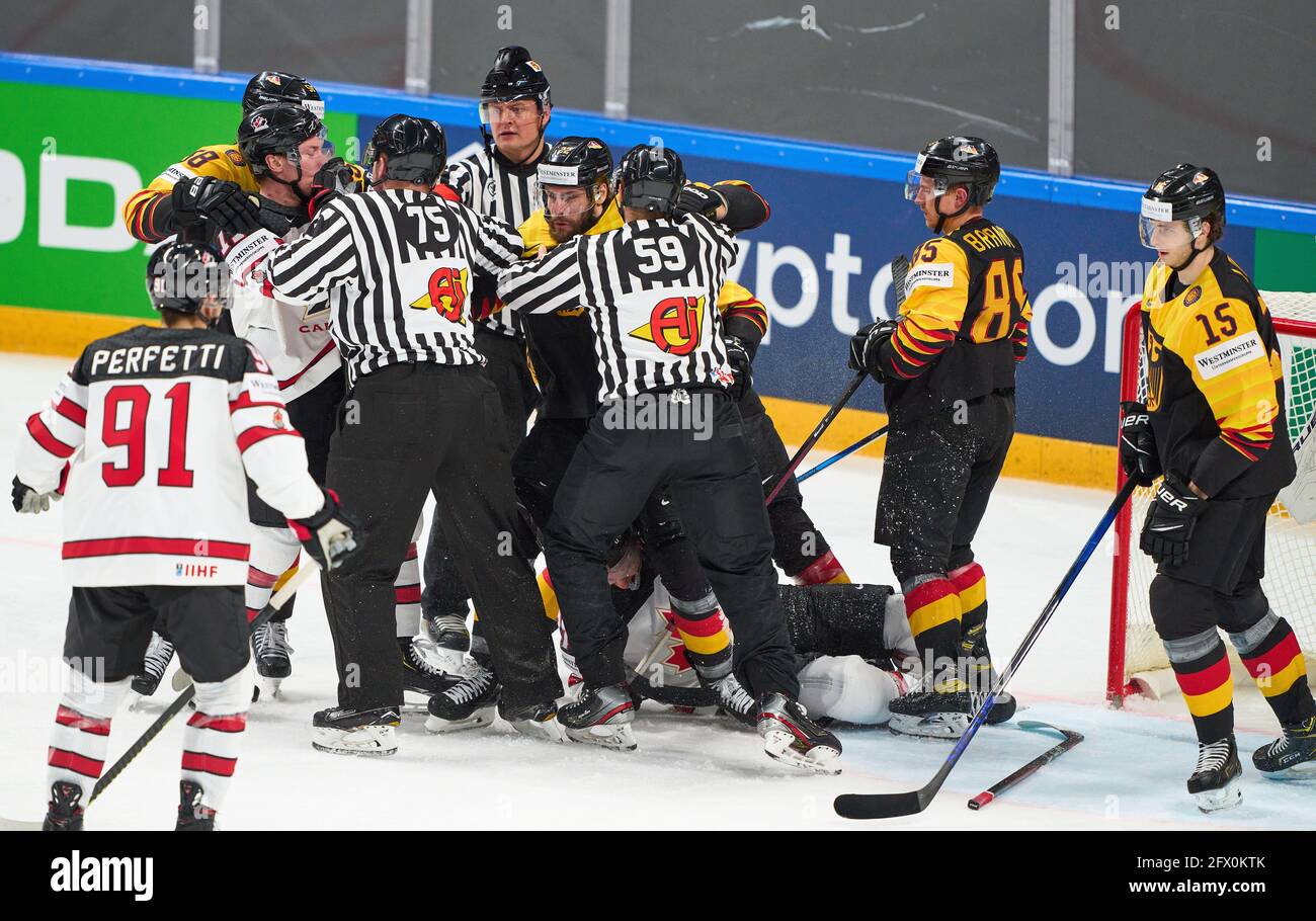 Schruppen vor dem Tor von Mathias NIEDERBERGER #35 Torwart von Deutschland Matthias PLACHTA #22 von Deutschland Marcel BRANDT #85 von Deutschland Stefan LOIBL #15 von Deutschland DEUTSCHLAND DEUTSCHLAND - KANADA 3-1 IIHF EISHOCKEY WELTMEISTERSCHAFT Gruppe B in Riga, Lettland, Lettland, 24. Mai 2021, Staffel 2020/2021 © Peter Schatz / Alamy Live News Stockfoto