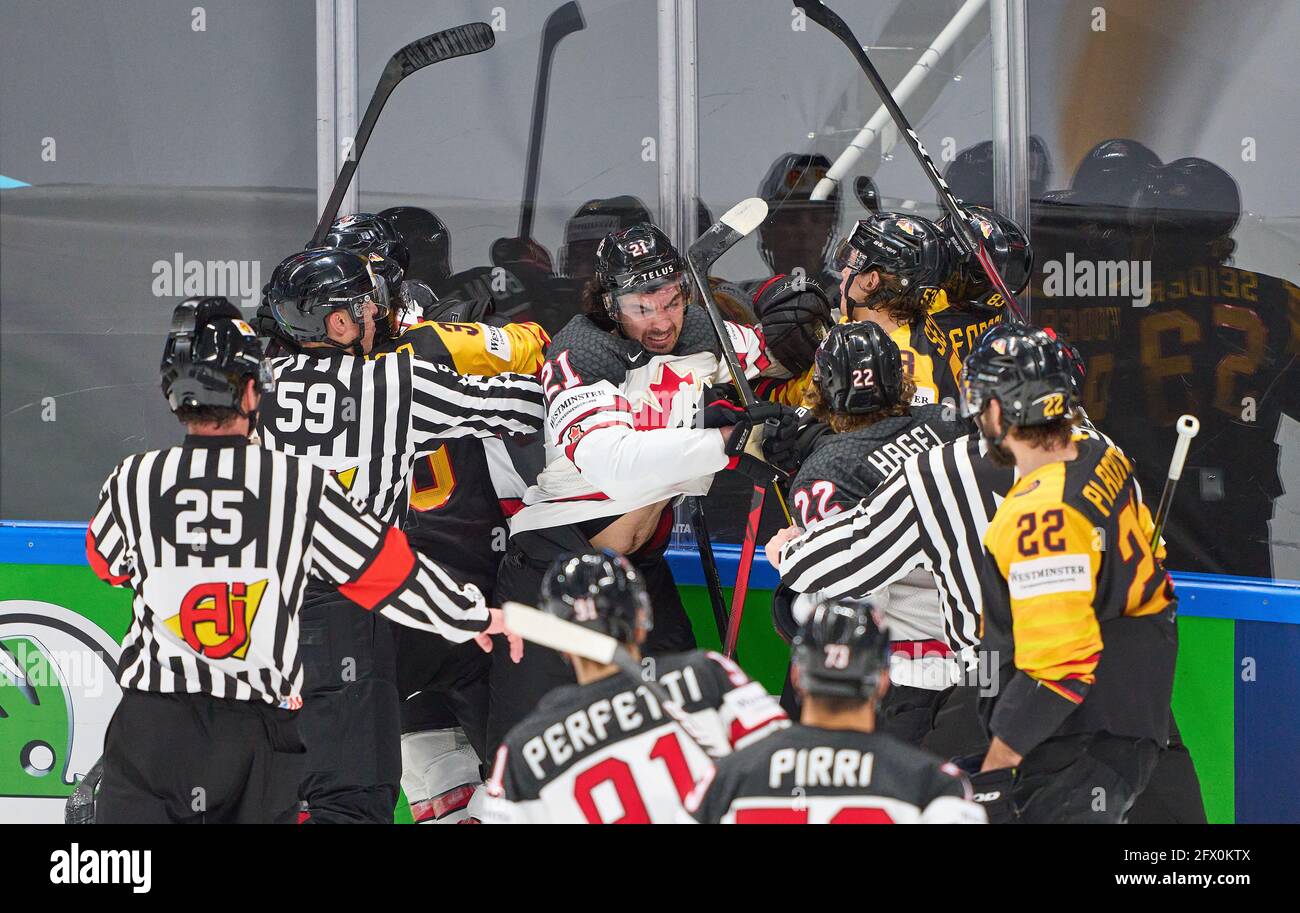 Moritz SEIDER #53 von Deutschland Kampf mit Nick Paul #21 von Kanada DEUTSCHLAND - KANADA 3-1 IIHF EISHOCKEY WELTMEISTERSCHAFT Gruppe B in Riga, Lettland, Lettland, Lettland, 24. Mai 2021, Staffel 2020/2021 © Peter Schatz / Alamy Live News Stockfoto