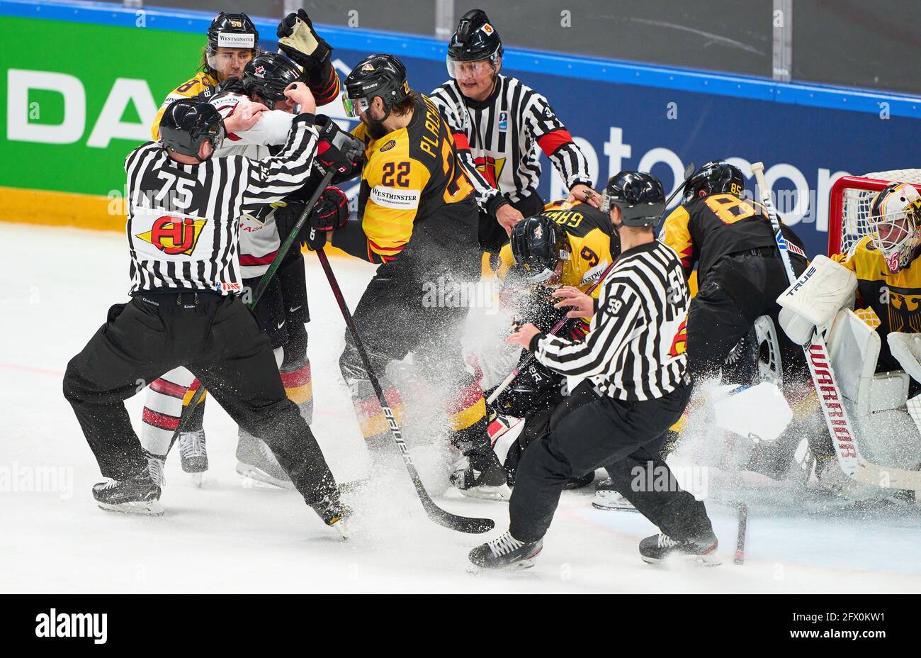 Schruppen vor dem Tor von Mathias NIEDERBERGER #35 Torwart von Deutschland Matthias PLACHTA #22 von Deutschland DEUTSCHLAND - KANADA 3-1 IIHF EISHOCKEY WELTMEISTERSCHAFT Gruppe B in Riga, Lettland, Lettland, 24. Mai 2021, Staffel 2020/2021 © Peter Schatz / Alamy Live News Stockfoto