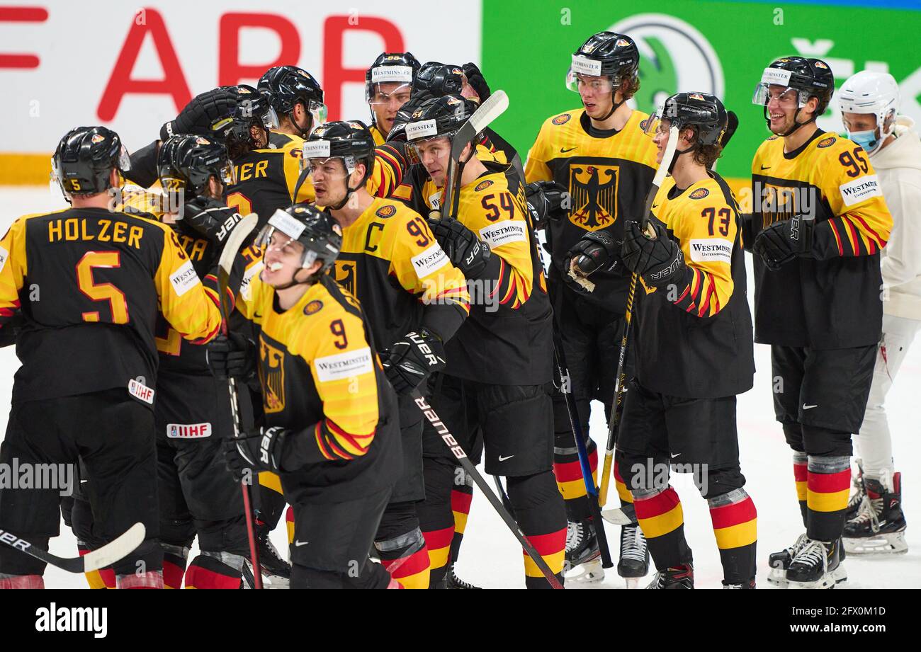 Team Deutschland Feier nach dem Spiel, Maximilian KASTNER #7 von Deutschland Marcel NOEBELS #92 von Deutschland Marcel BRANDT #85 von Deutschland , Marco NOWAK #11 von Deutschland Jonas MÜLLER, MUELLER #41 Deutschland Lukas REICHEL #73 Deutschland Leonard Leo PFÖDERL #83 Lean BERGMANN #54 Deutschland Leon GAWANKE #9 Deutschland Nikolas KRÄMMER #21 Deutschland Matthias PLACHTA #22 Deutschland Moritz MUELLER, MÜLLER #91 von Deutschland Frederik TIFFELS #95 von Deutschland Korbinian HOLZER #5 von Deutschland DEUTSCHLAND - KANADA 3-1 IIHF EISHOCKEY WELTMEISTERSCHAFT Gruppe B in Riga, Lettland, Lettland, 24. Mai 2021, Saison 2020/2021 Stockfoto