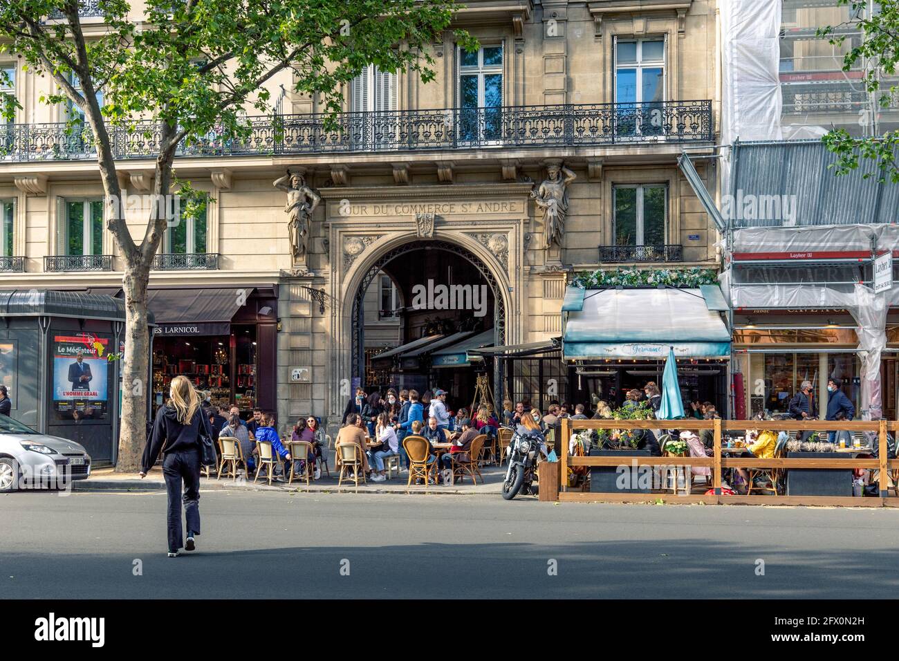 Paris, Frankreich - 19. Mai 2021: Tag nach der Sperre wegen Covid-19 in einem berühmten Pariser Café in Paris Stockfoto