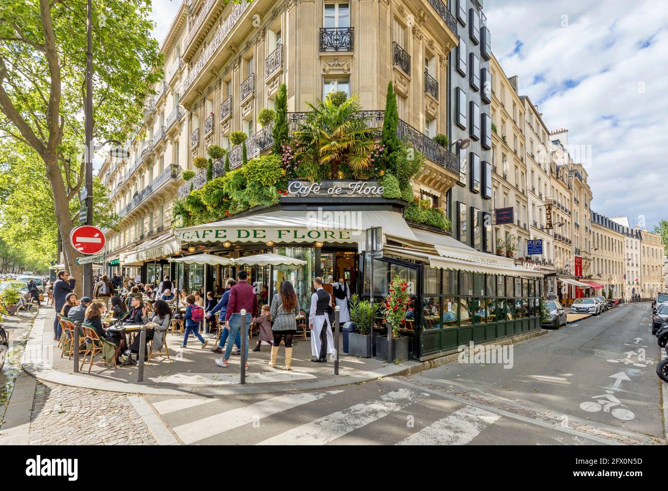 Paris, Frankreich - 19. Mai 2021: Tag nach der Sperre wegen Covid-19 in einem berühmten Pariser Café. 2 Kellner tragen chirurgische Masken Stockfoto