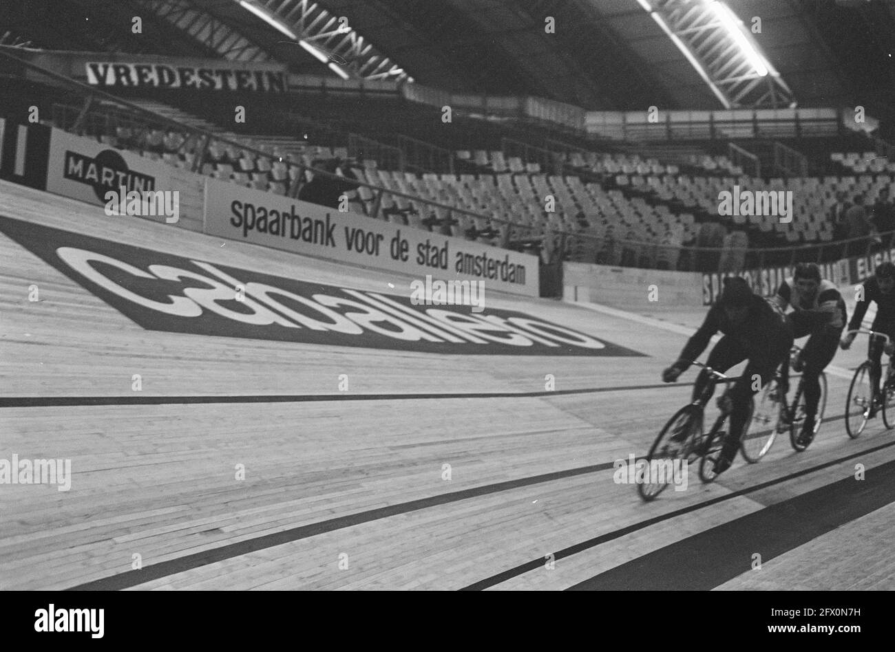 Amsterdam Six Days, Werbung auf dem Tracki, 7. Dezember 1967, RECLAME, SIX DAAGSE, Radrennen, Niederlande, Foto der Presseagentur des 20. Jahrhunderts, zu erinnerende Nachrichten, Dokumentarfilm, historische Fotografie 1945-1990, visuelle Geschichten, Menschliche Geschichte des zwanzigsten Jahrhunderts, Momente in der Zeit festzuhalten Stockfoto